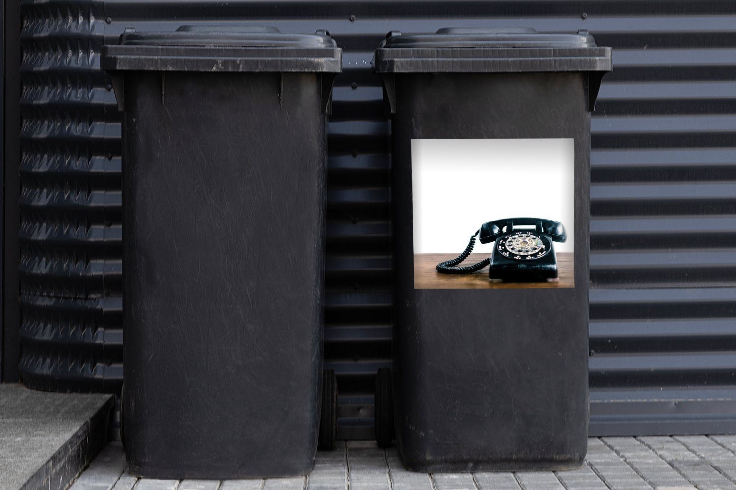 MuchoWow Wandsticker Illustration eines schwarzen Mülltonne, Container, auf Retro-Telefons Sticker, St), Abfalbehälter Holztisch (1 Mülleimer-aufkleber, einem