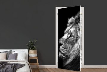 MuchoWow Türtapete Löwe vor schwarzem Hintergrund in schwarz und weiß, Matt, bedruckt, (1 St), Fototapete für Tür, Türaufkleber, 75x205 cm