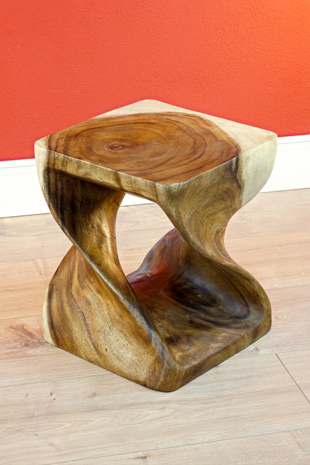 Kinaree Beistelltisch Suar Holz Beistelltisch TWIST, günstig online kaufen