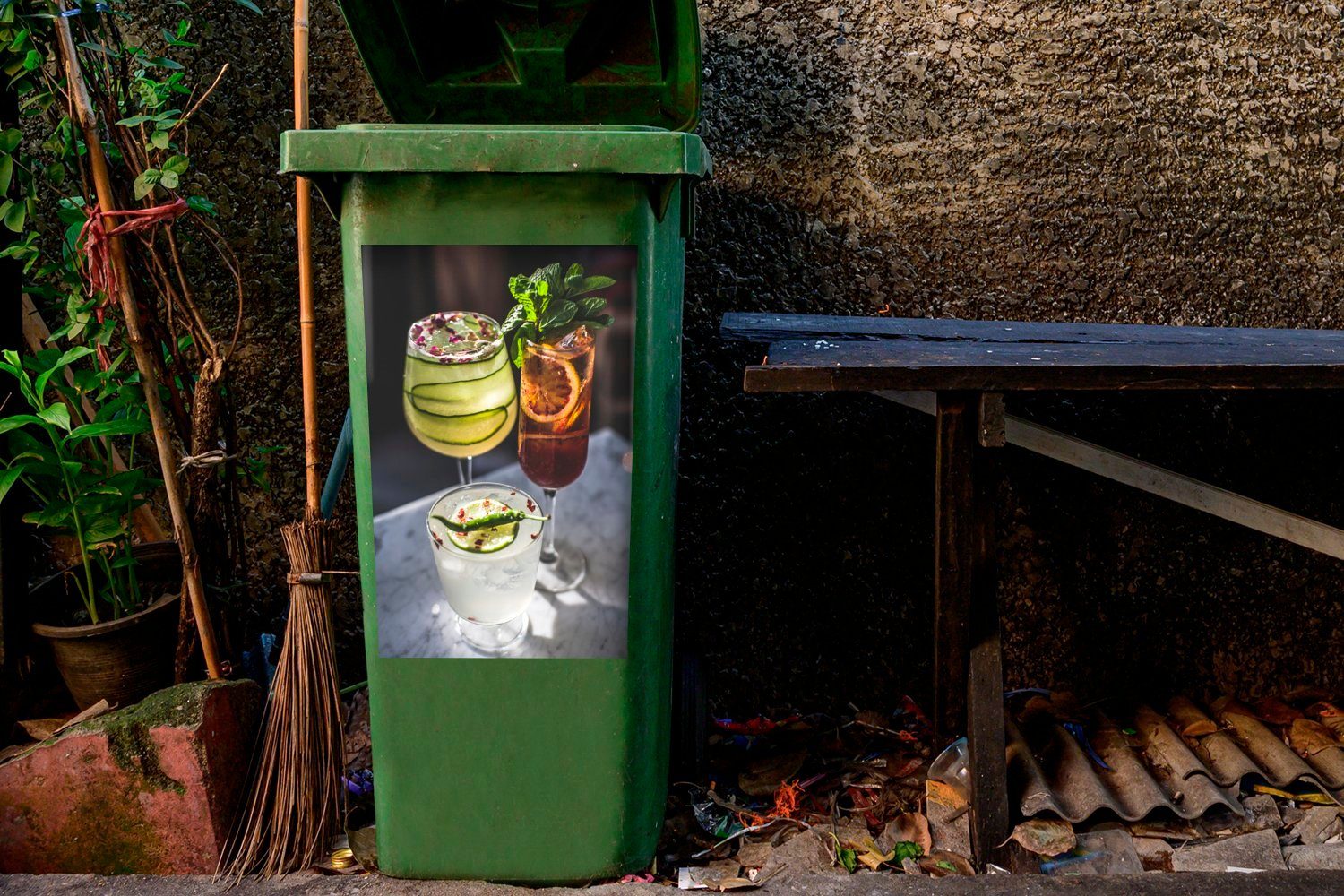 Cocktails Mülleimer-aufkleber, auf Getränken (1 mit Wandsticker MuchoWow Mülltonne, Marmortisch einem Sticker, Container, teuren Abfalbehälter St),