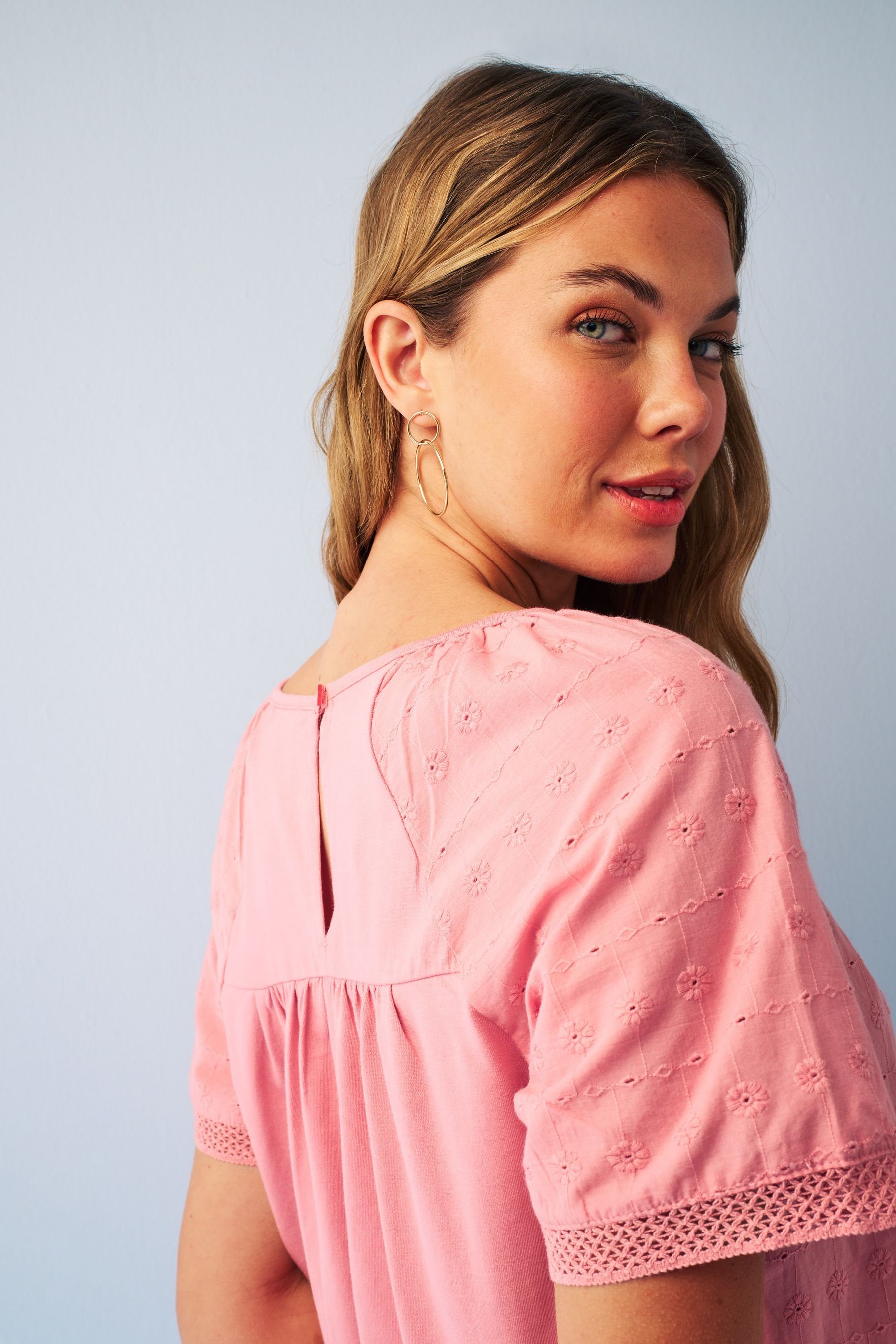 Next T-Shirt (1-tlg) Blush Kurzärmliges Pink T-Shirt mit Lochstickerei