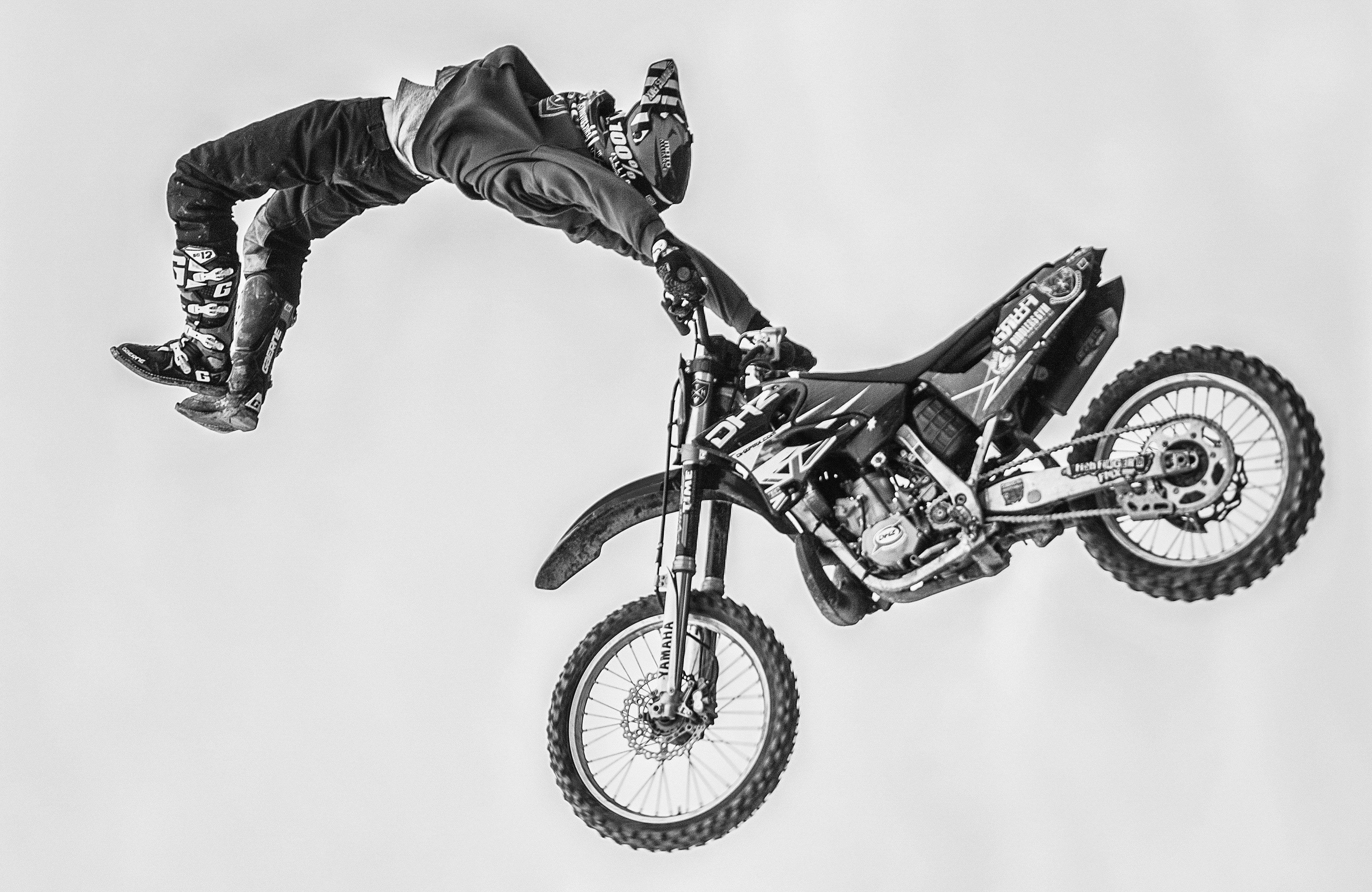 Fototapete VLIES-Tapete Premium Stunt Motocross Bike Person Schwarz Weiß Himmel