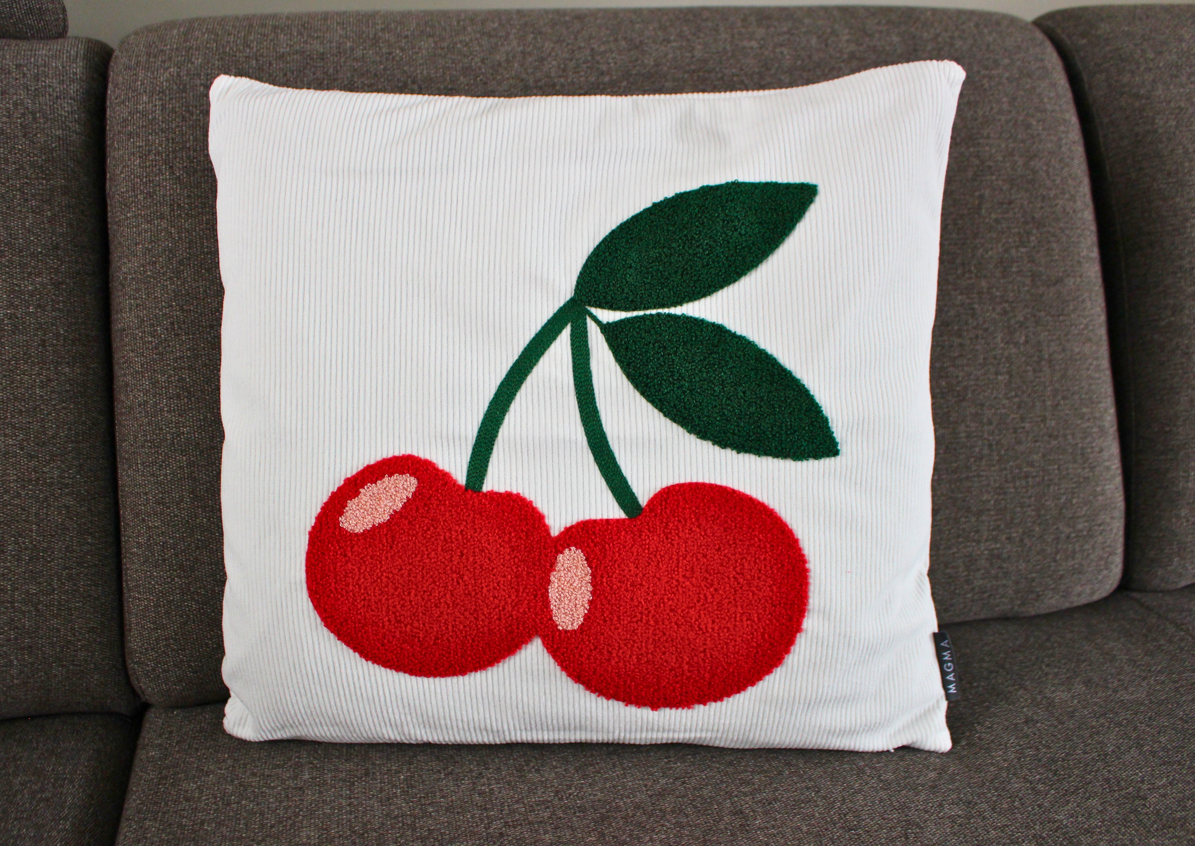 Magma Heimtex Kissenhülle Zierkissenhülle Pixie ca. 45x45 cm, (1 Stück), 3D-Optik Cordstoff Herz Nice Oh la la und Kirschen getuftet