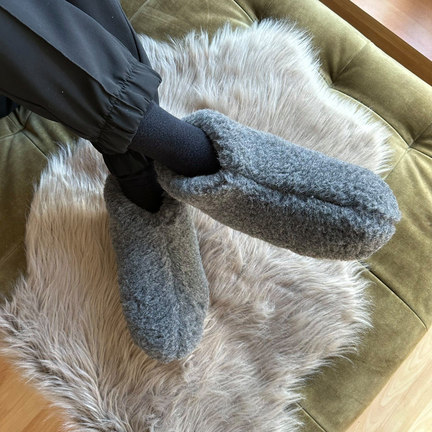 Home & Joy Montreal Hüttenschuhe (aus Schaf-Wolle weich & warm gefüttert bequem atmungsaktiv rutschfest) hohe Winter Hausschuhe geschlossen Lamm-Fell Woll-Socken Schur-Wolle