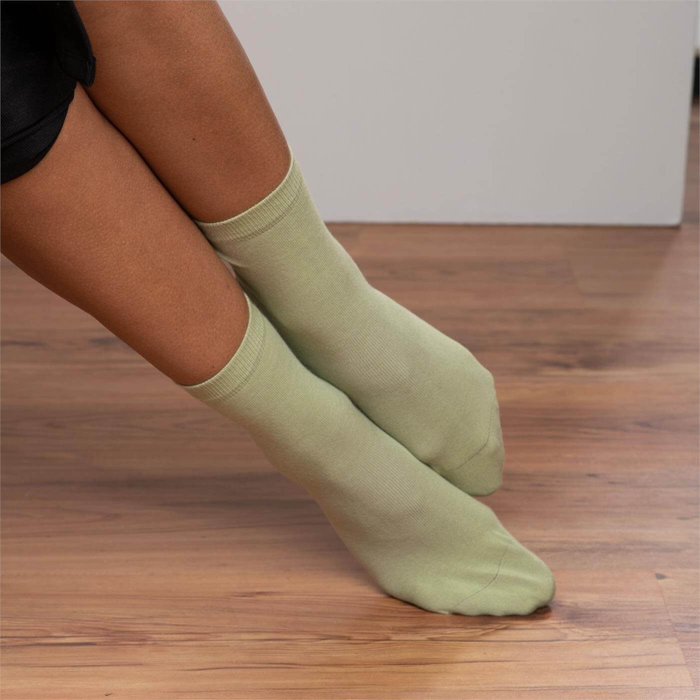 CRAFTS dezent Uni-Ton passenden Pistachio BETTINA LIVING im Socken einmal gepunktet, Einmal