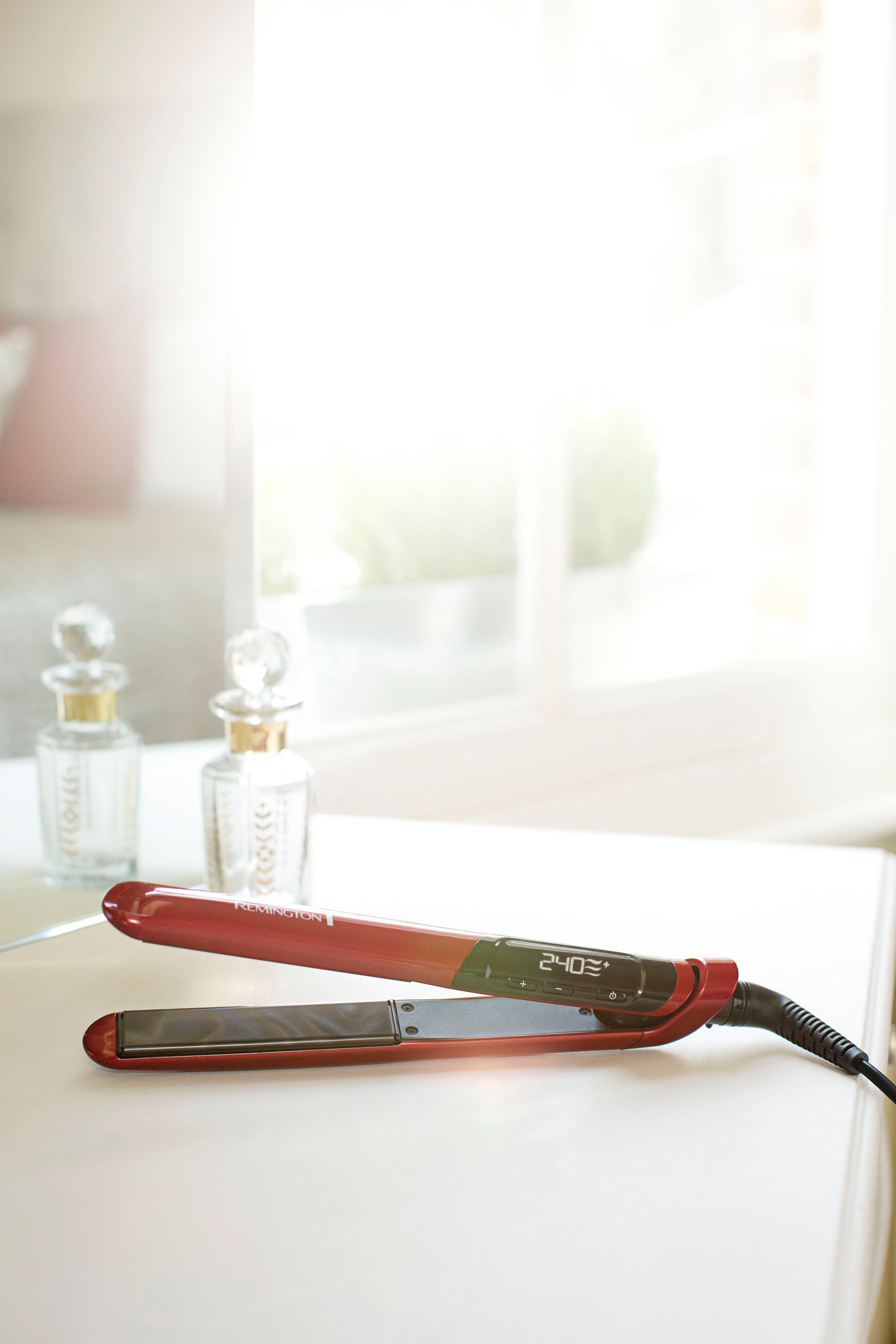 Remington Glätteisen Silk, S9600, Haarglätter Doppelschicht-Keramik-Beschichtung, mit Seidenproteinen für Locken, Wellen & zum Glätten rot|schwarz