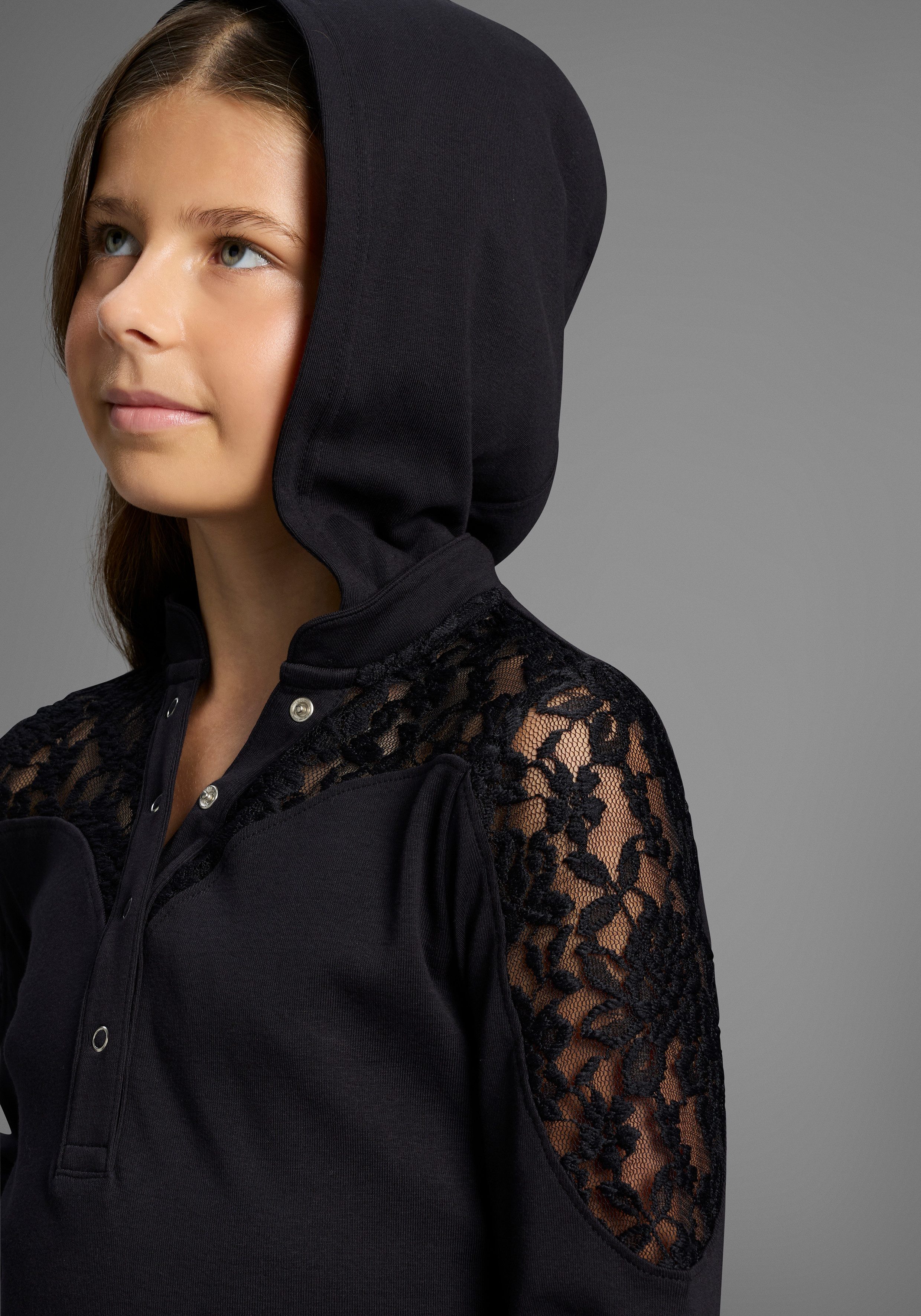 KIDSWORLD Kapuzenshirt Shirt mit Spitzeneinsatz für Mädchen Trendiges Shirt mit Spitzeneinsatz