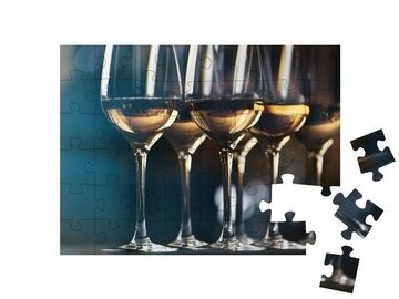 puzzleYOU Puzzle Gläser mit Weißwein vor unscharfem Hintergrund, 48 Puzzleteile, puzzleYOU-Kollektionen Wein
