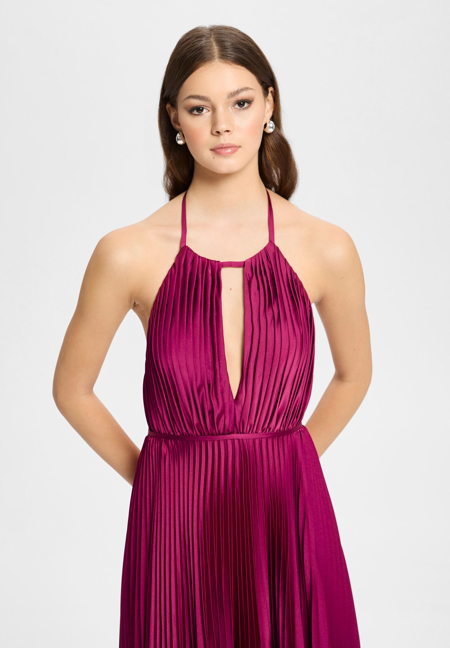 Hey Kyla Abendkleid - Bodenlanges Plisseékleid aus Satin Taillierter Schnitt mit fließendem Rockteil