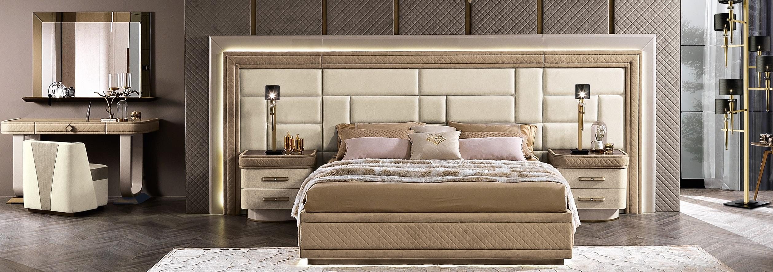 Schlafzimmer-Set Beiges Schlafzimmer Set mit Bett und Nachttischen aus Holz