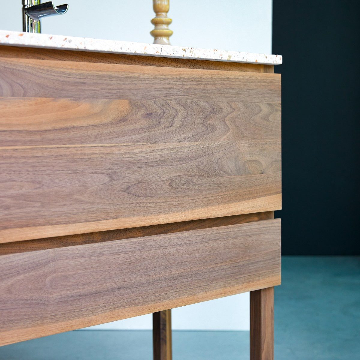 Tikamoon Waschtisch Badezimmerschrank aus Nussbaum massiv und rosa Premium-Terrazzo Edgar