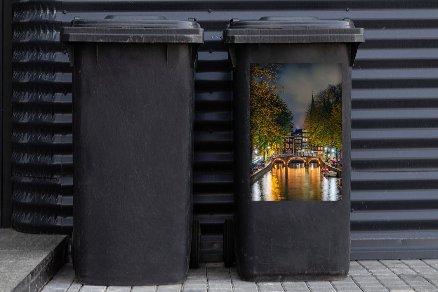 Sticker, MuchoWow am Mülltonne, Wandsticker Abfalbehälter (1 Amsterdamer Container, St), Abend Architektur Mülleimer-aufkleber,