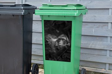 MuchoWow Wandsticker Affe mit Spiegel im Dschungel - schwarz und weiß (1 St), Mülleimer-aufkleber, Mülltonne, Sticker, Container, Abfalbehälter