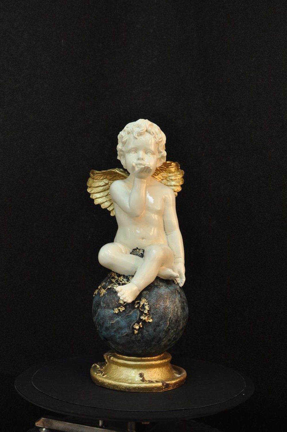 JVmoebel Engelfigur Engel auf Globus Skulptur aus Polyresin in Weiß und Gold, Made in Europa