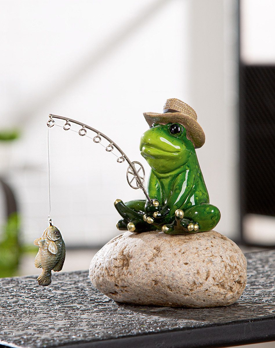 MF Comicfigur Frosch Freddy Dekofigur Angler aus Kunstharz gruen (1 St)
