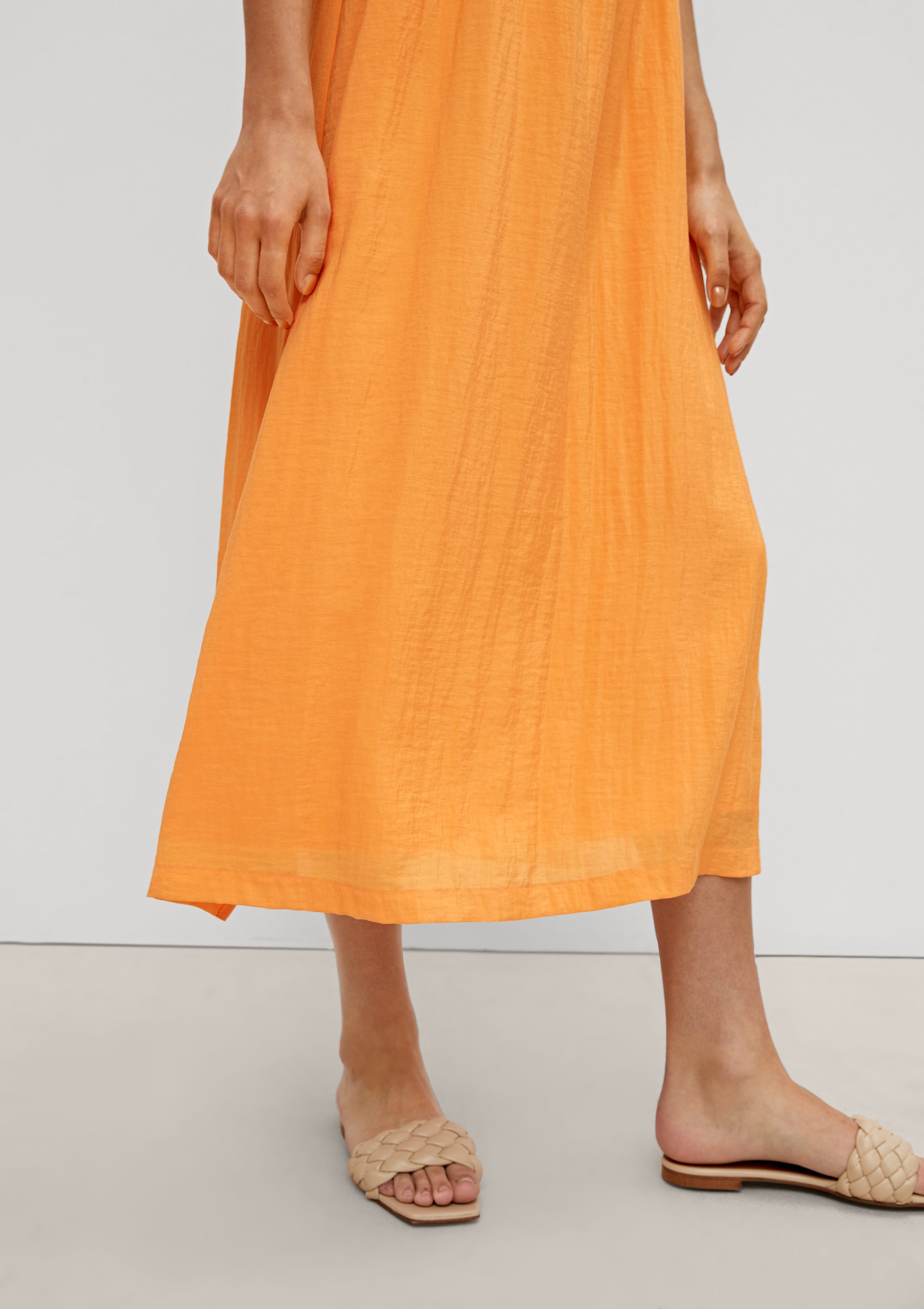 Comma Maxikleid Midi-Kleid mit Rüschendetail Rüschen peach Raffung, frozen