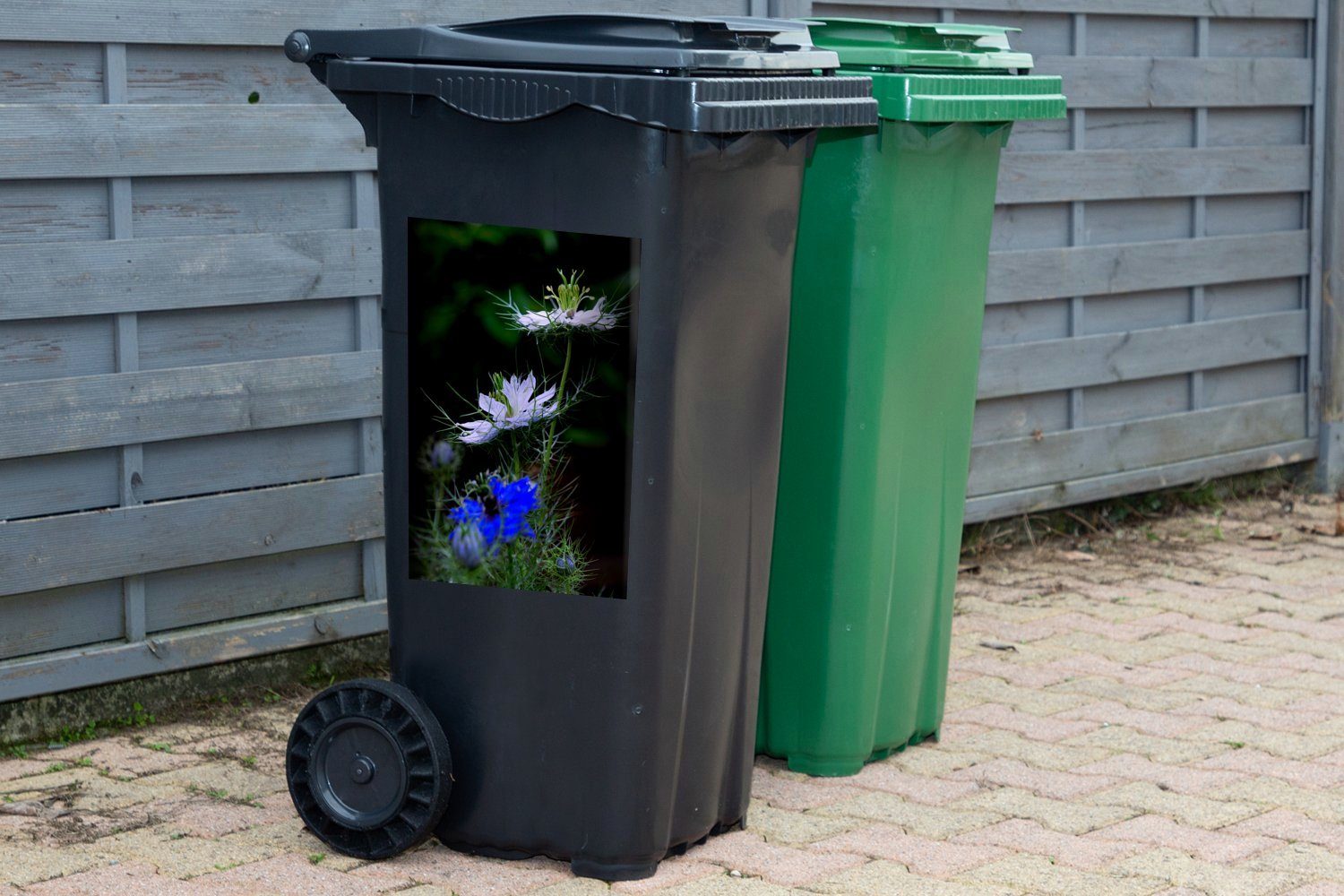 Container, in (1 Sticker, Zwei Nigellapflanzen Abfalbehälter Mülltonne, Blüte voller MuchoWow Wandsticker Mülleimer-aufkleber, St),