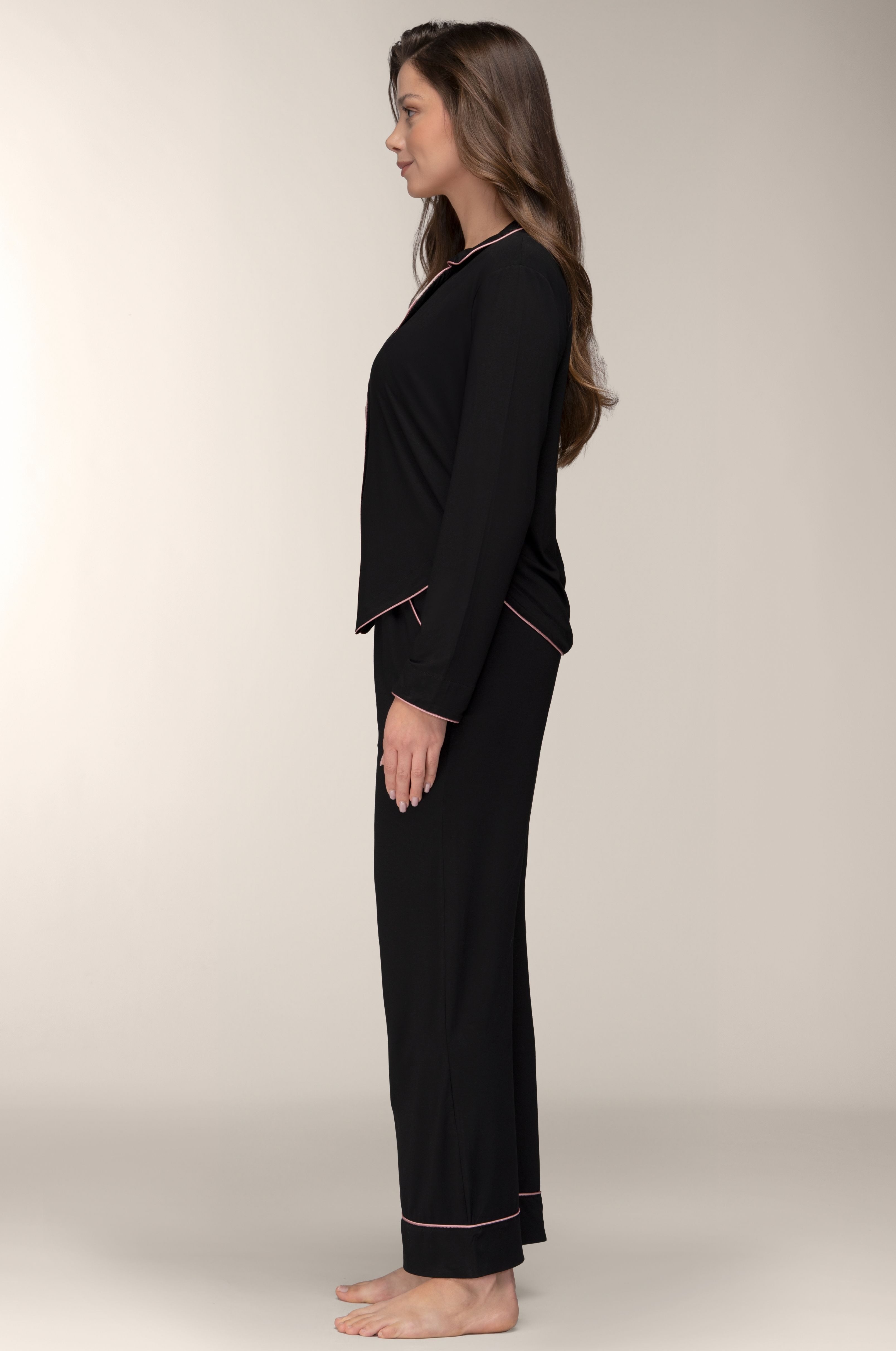 Mademoiselle Sommeil Pyjama Damen Schlafanzug Set aus schwarzer EcoVero™ Viskose Langarm-Hemd, Knopfleiste & Hose, roséfarbene Paspel, Made in Polen