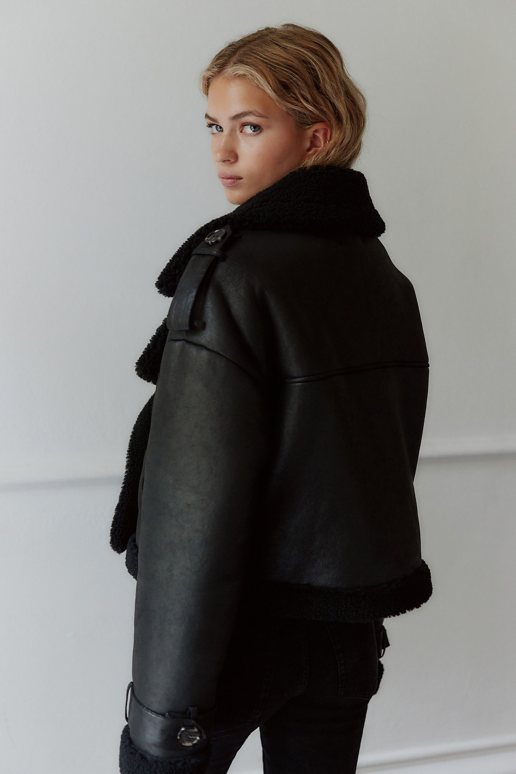 Next Kurzjacke Verkürzte Pilotenjacke mit Lammkunstfell (1-St) günstig online kaufen