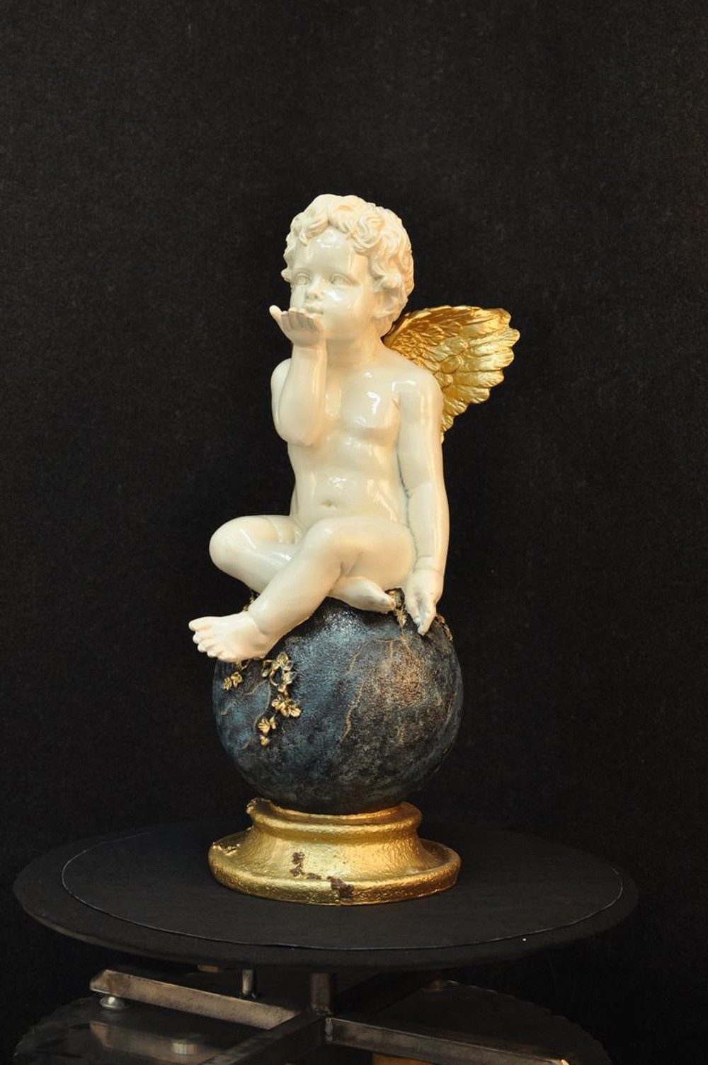 JVmoebel Engelfigur Engel auf Globus Skulptur aus Polyresin in Weiß und Gold, Made in Europa