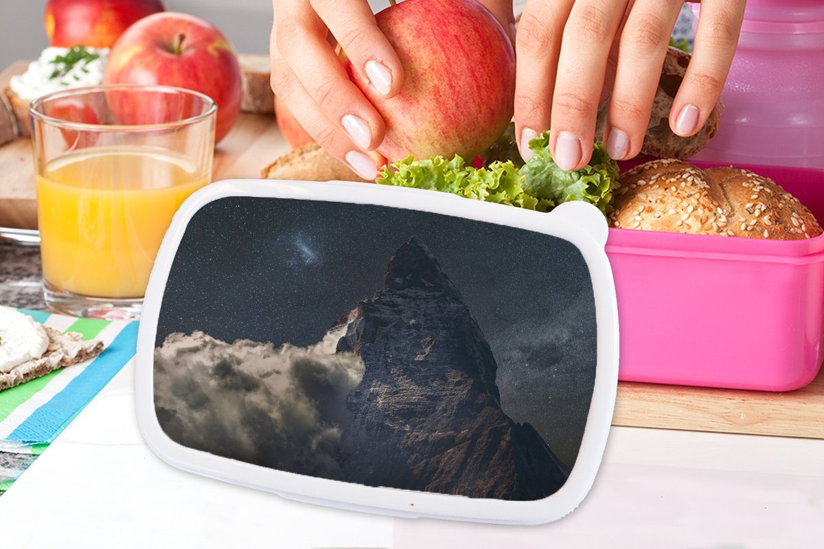 für MuchoWow Nähe Kunststoff Snackbox, der der, Matterhorn in Brotdose Kinder, Wolke Mädchen, von Kunststoff, (2-tlg), Erwachsene, Lunchbox Niedrige Nachthimmel rosa in unter Brotbox
