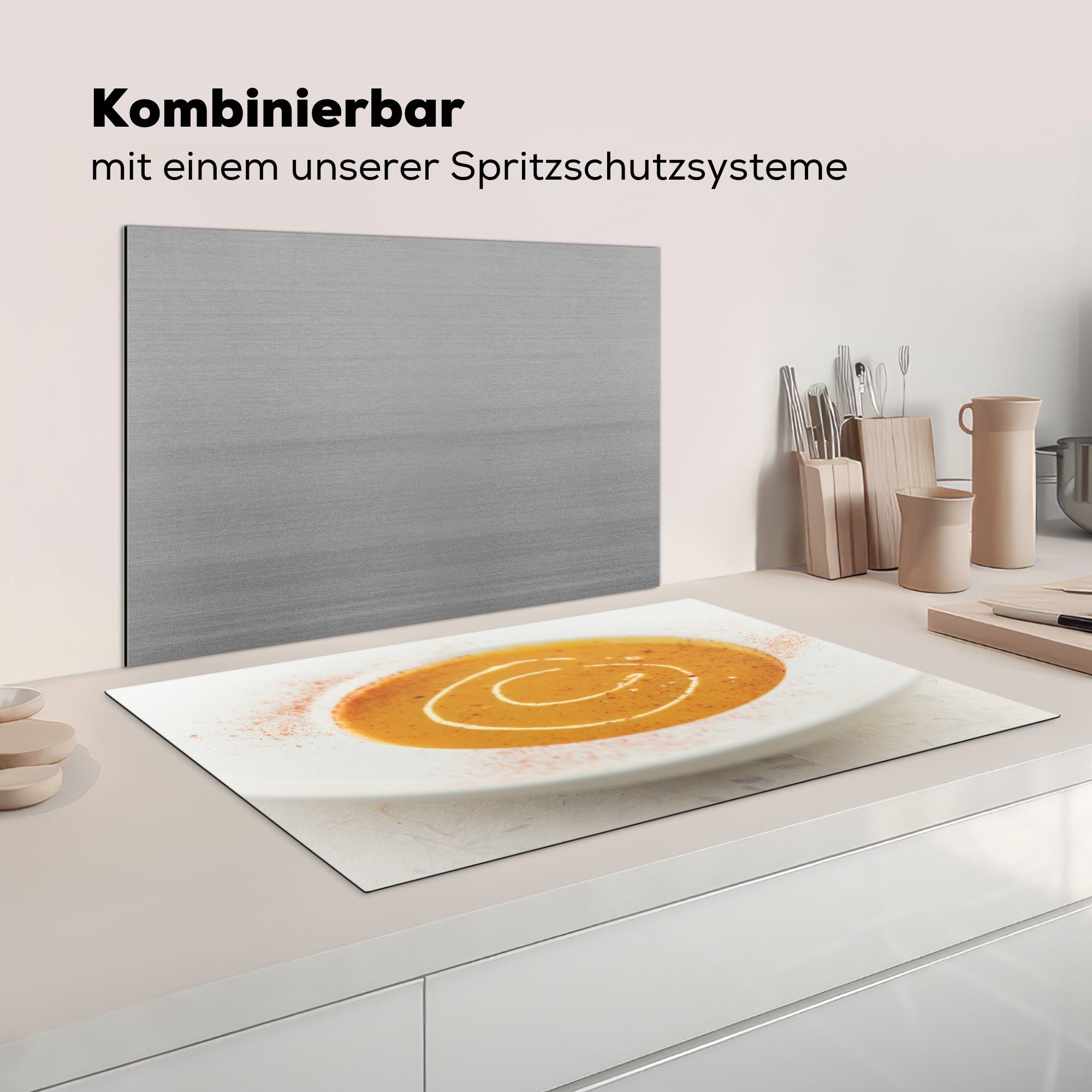 weißen cm, für Arbeitsplatte Ceranfeldabdeckung, Vinyl, Kürbissuppe Herdblende-/Abdeckplatte Teller 83x51 MuchoWow Cayennepfeffer bestreut, tlg), mit küche im (1