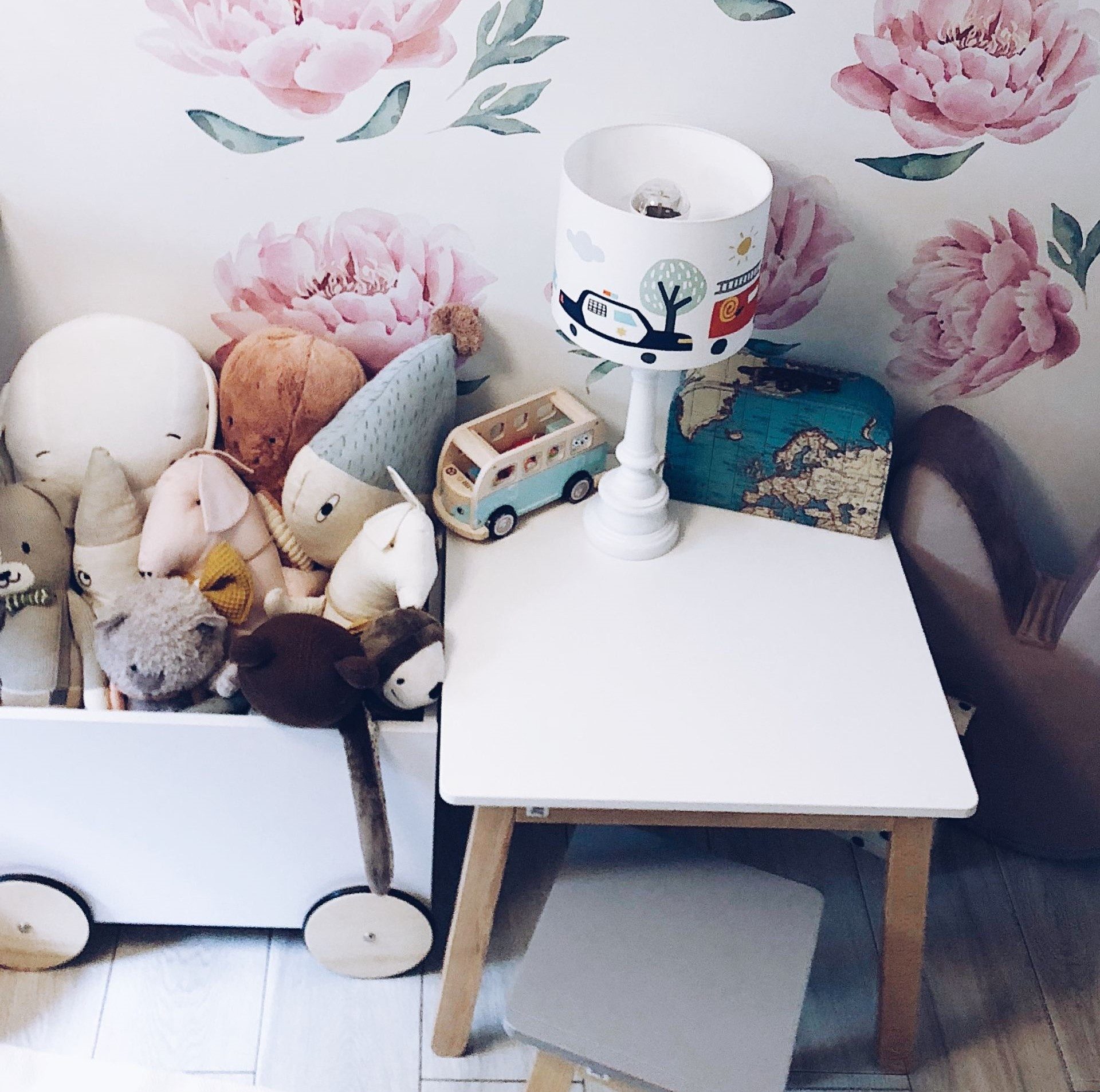 Raumhirsch Furniture Kindertisch Woody – Spiel- & Lerntisch mit modernem & funktionalem Design