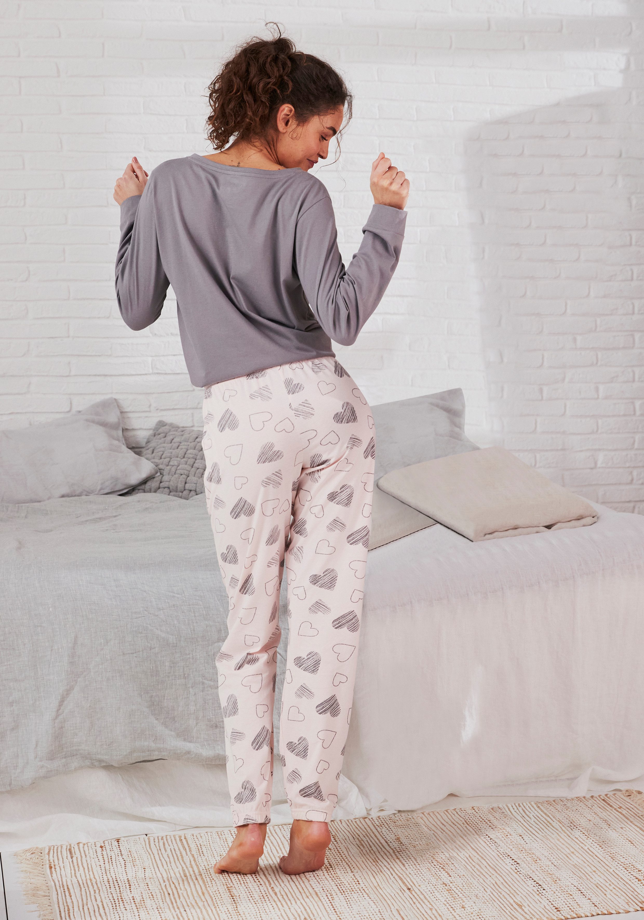 Vivance Dreams by Lascana Pyjama mit süßem Herzchen-Print – Bild 3 von 4