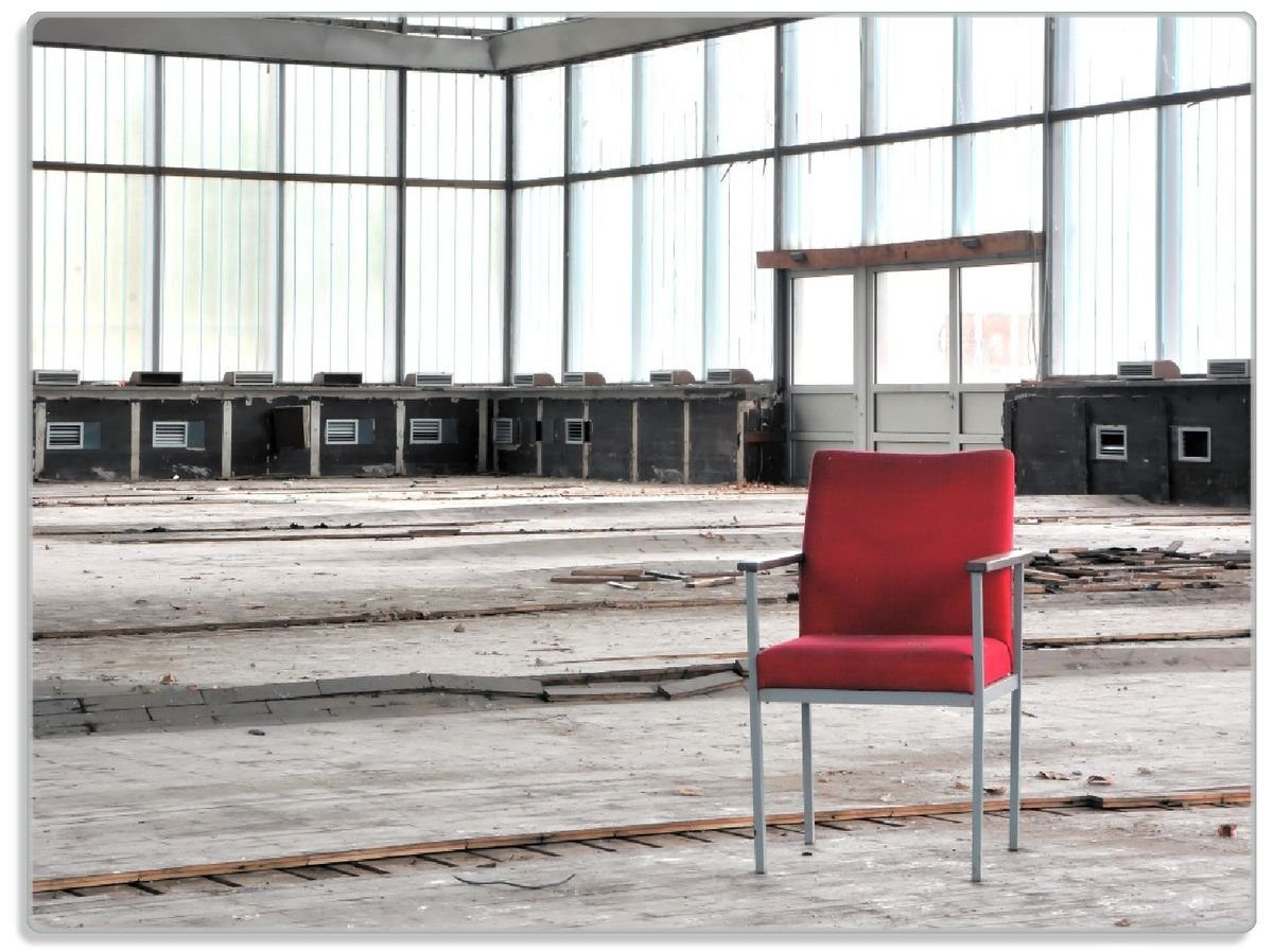 Wallario Schneidebrett Stille und Leere - ein einsamer roter Stuhl in einer alten Halle, ESG-Sicherheitsglas, (inkl. rutschfester Gummifüße 4mm, 1-St), 30x40cm