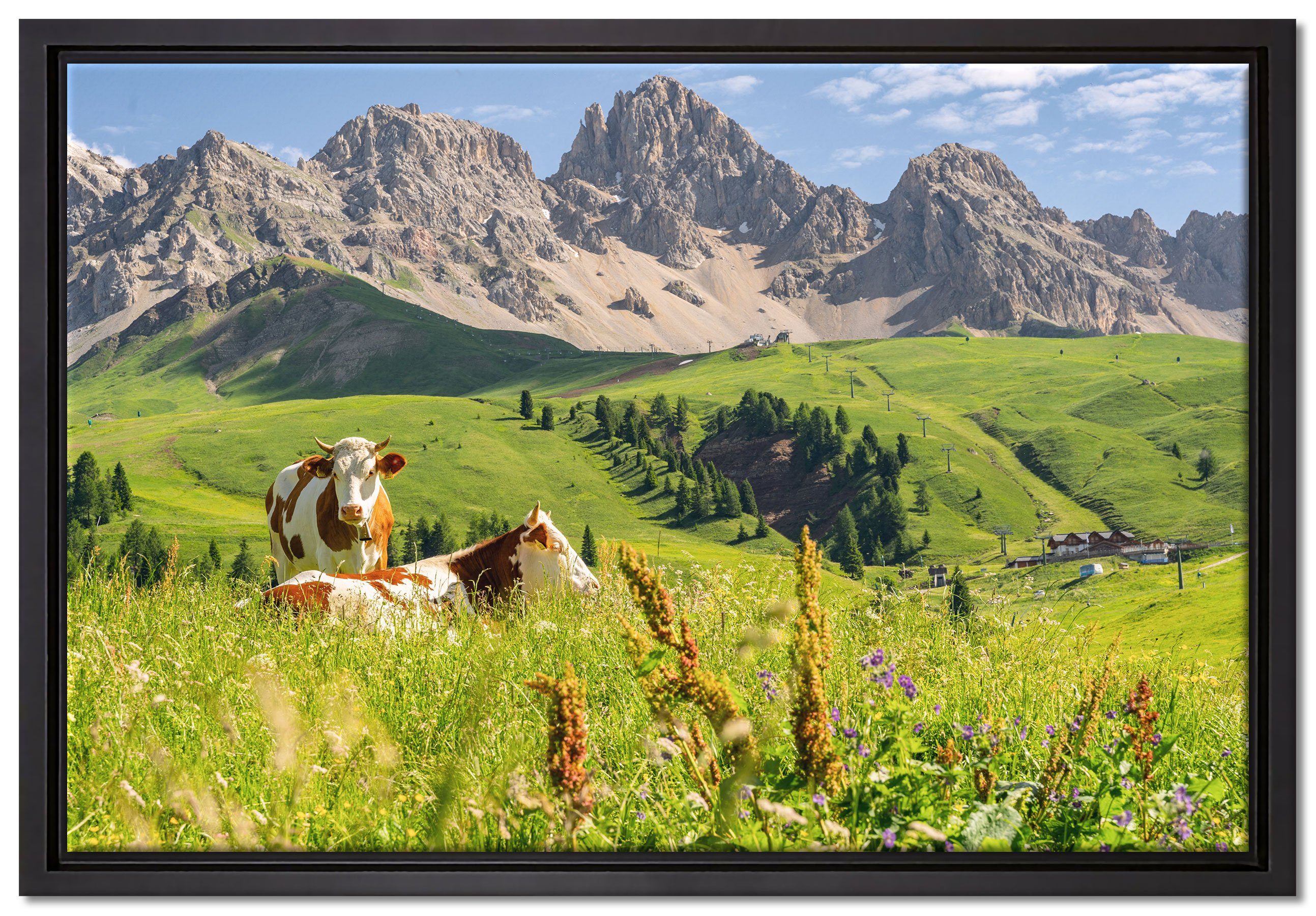 Pixxprint Leinwandbild Alpenszene mit Kühen auf grüner Wiese, Wanddekoration (1 St), Leinwandbild fertig bespannt, in einem Schattenfugen-Bilderrahmen gefasst, inkl. Zackenaufhänger
