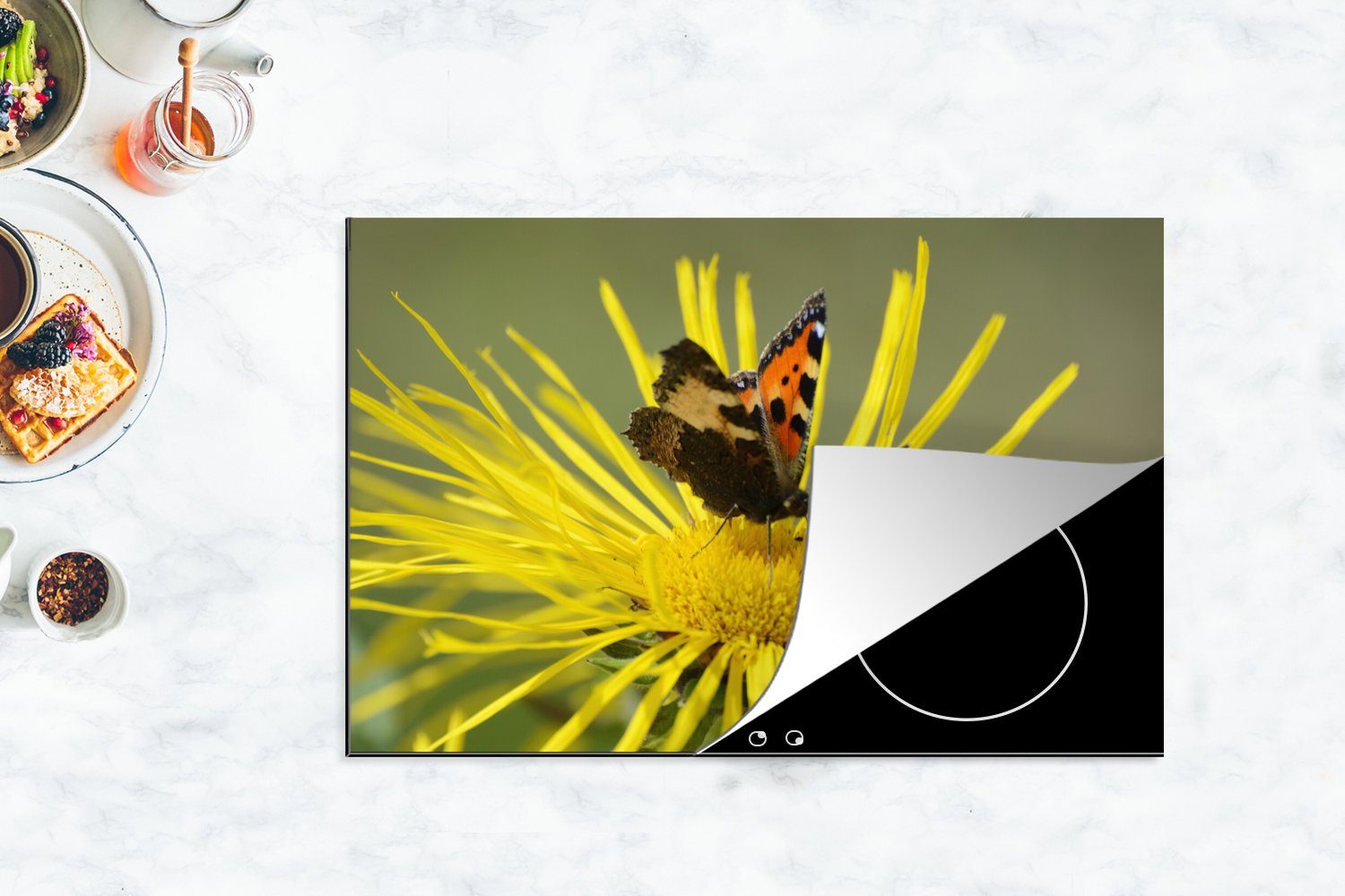 MuchoWow Herdblende-/Abdeckplatte Schmetterling 81x52 tlg), auf (1 küche, Induktionskochfeld einer cm, Ceranfeldabdeckung Alantblüte, Vinyl, Schutz die für