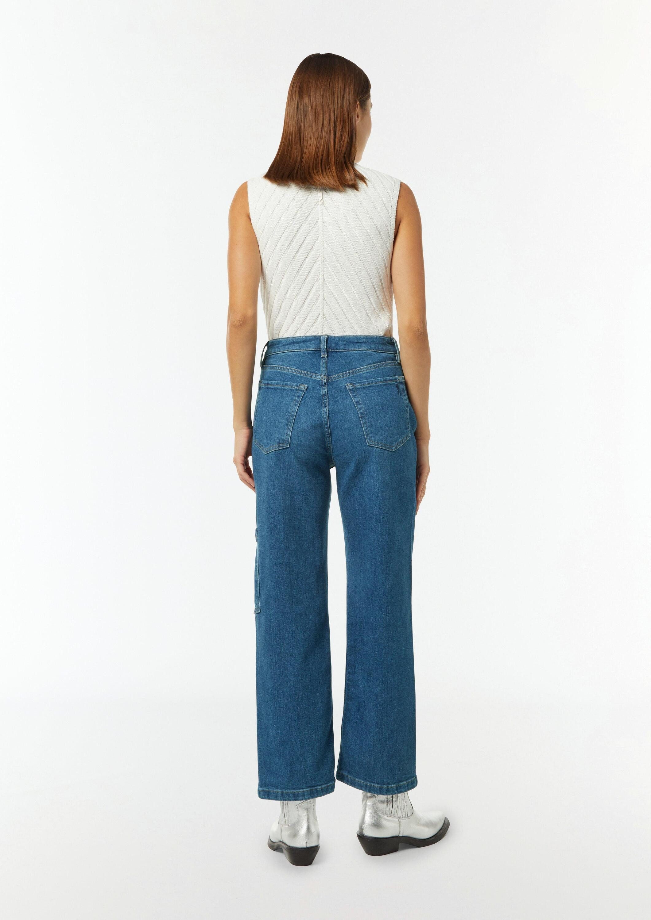 comma Regular-fit-Jeans Jeans-Hose Verkürzte Jeans mit Cargotasche und Nahtdetails, 360° Denim