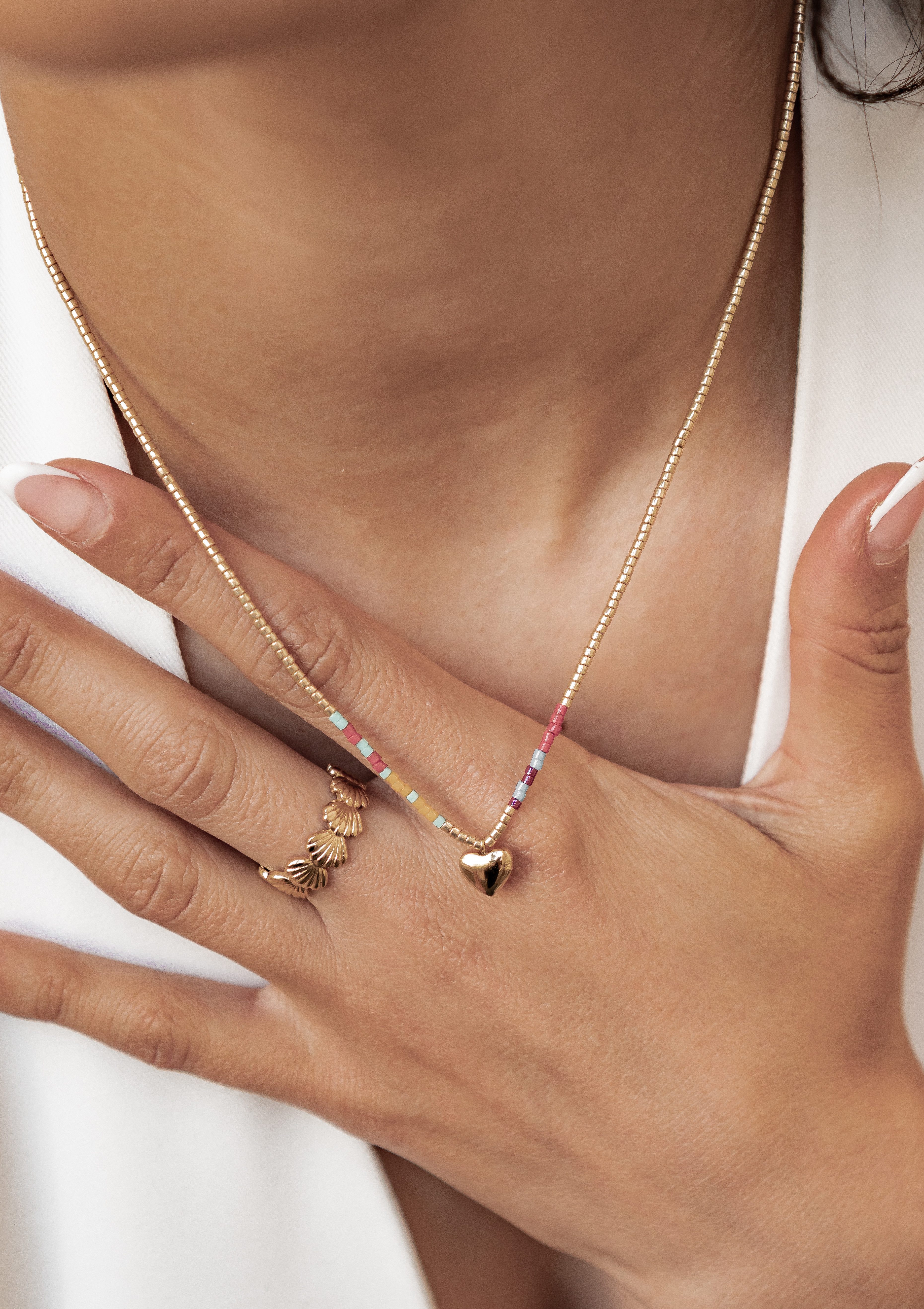 Hey Happiness Charm-Kette mit Herz-Anhänger aus Edelstahl, Damen-Halskette, Perlen-Kette für Sommer-Outfits