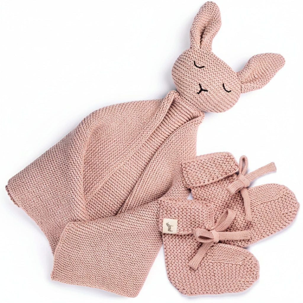 Moyo Neugeborenen-Geschenkset (Set, 3-tlg., atmungsaktives Schnuffeltuch, passende Babyschuhe aus Strick)