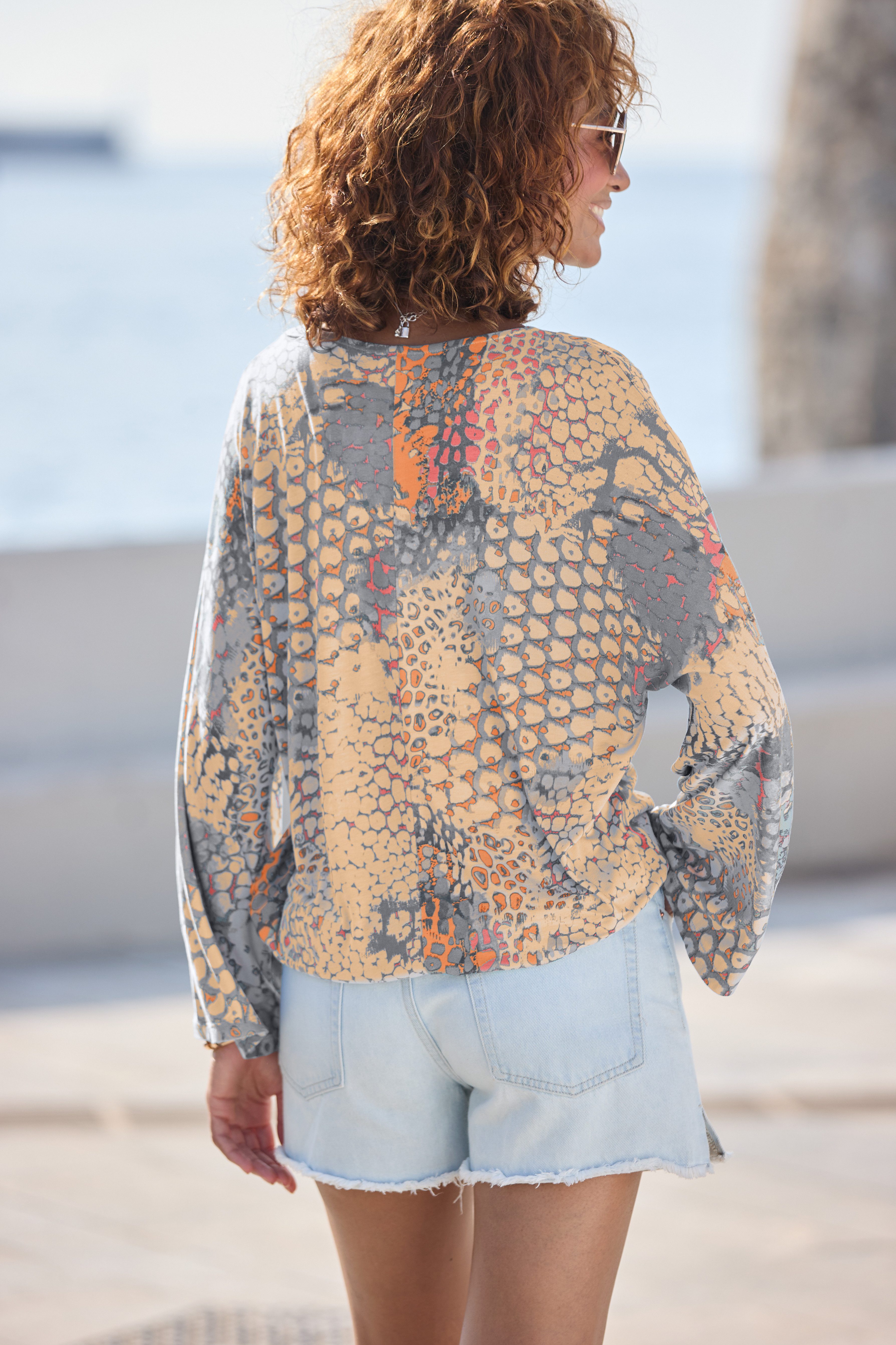 Buffalo Fledermausshirt mit Animaldruck, lockere Bluse mit V-Ausschnitt, Blusenshirt