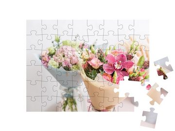 puzzleYOU Puzzle Blumen auf Holztisch im Blumenladen, 48 Puzzleteile, puzzleYOU-Kollektionen Blumensträuße, Blumen & Pflanzen
