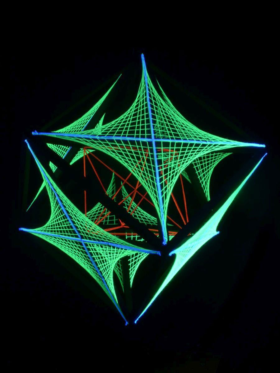 PSYWORK Dekoobjekt Schwarzlicht 3D StringArt Schwarzlicht "Stars&Secret", UV-aktiv, leuchtet Fadendeko unter Würfel 55cm