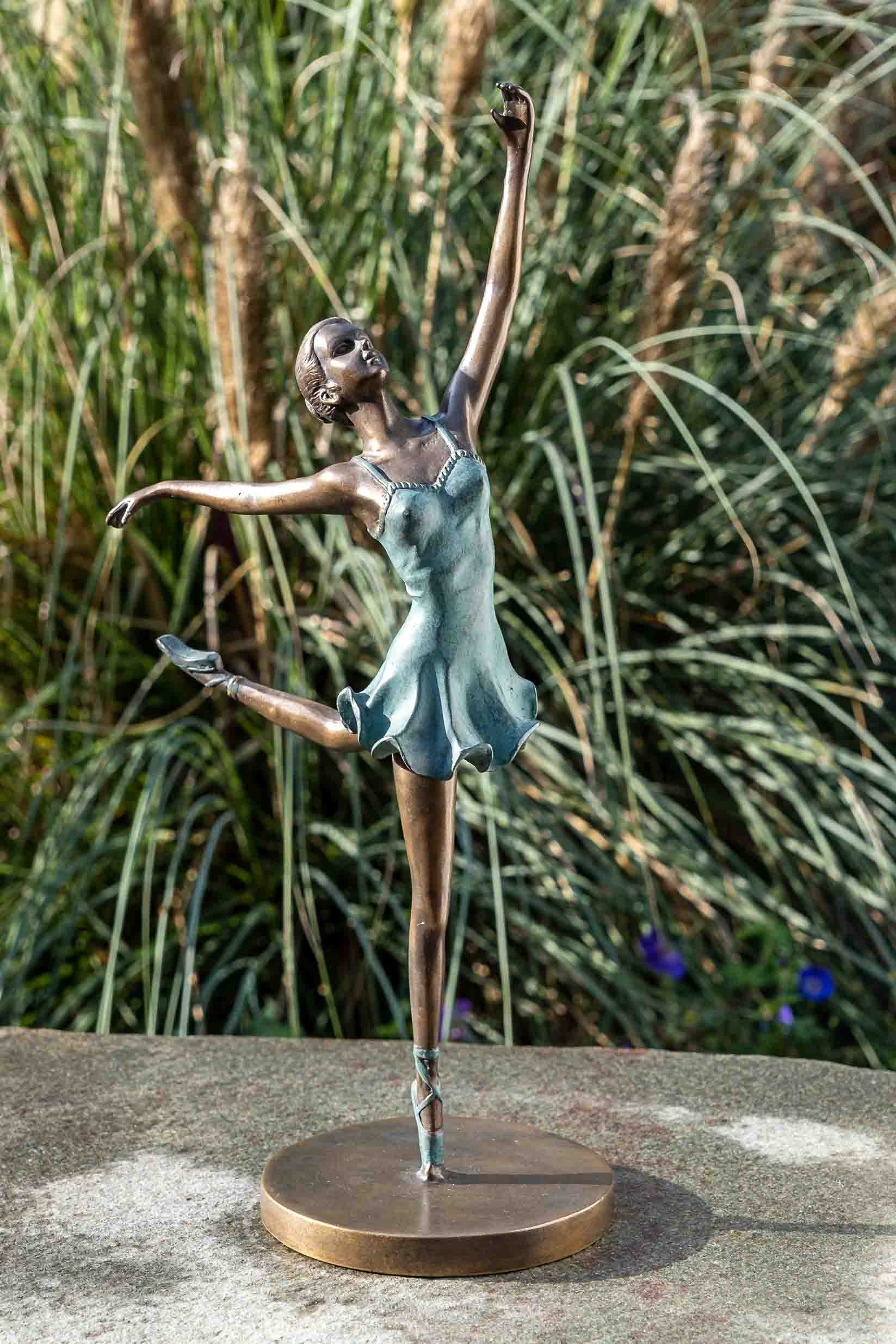 und patiniert. Wachsausschmelzverfahren Gartenfigur gegossen sehr Die Bronze Bronze und robust – gegen Regen IDYL von Hand Langlebig witterungsbeständig werden Frost, in – Ballerina, Bronze-Skulptur IDYL Modelle UV-Strahlung. in –