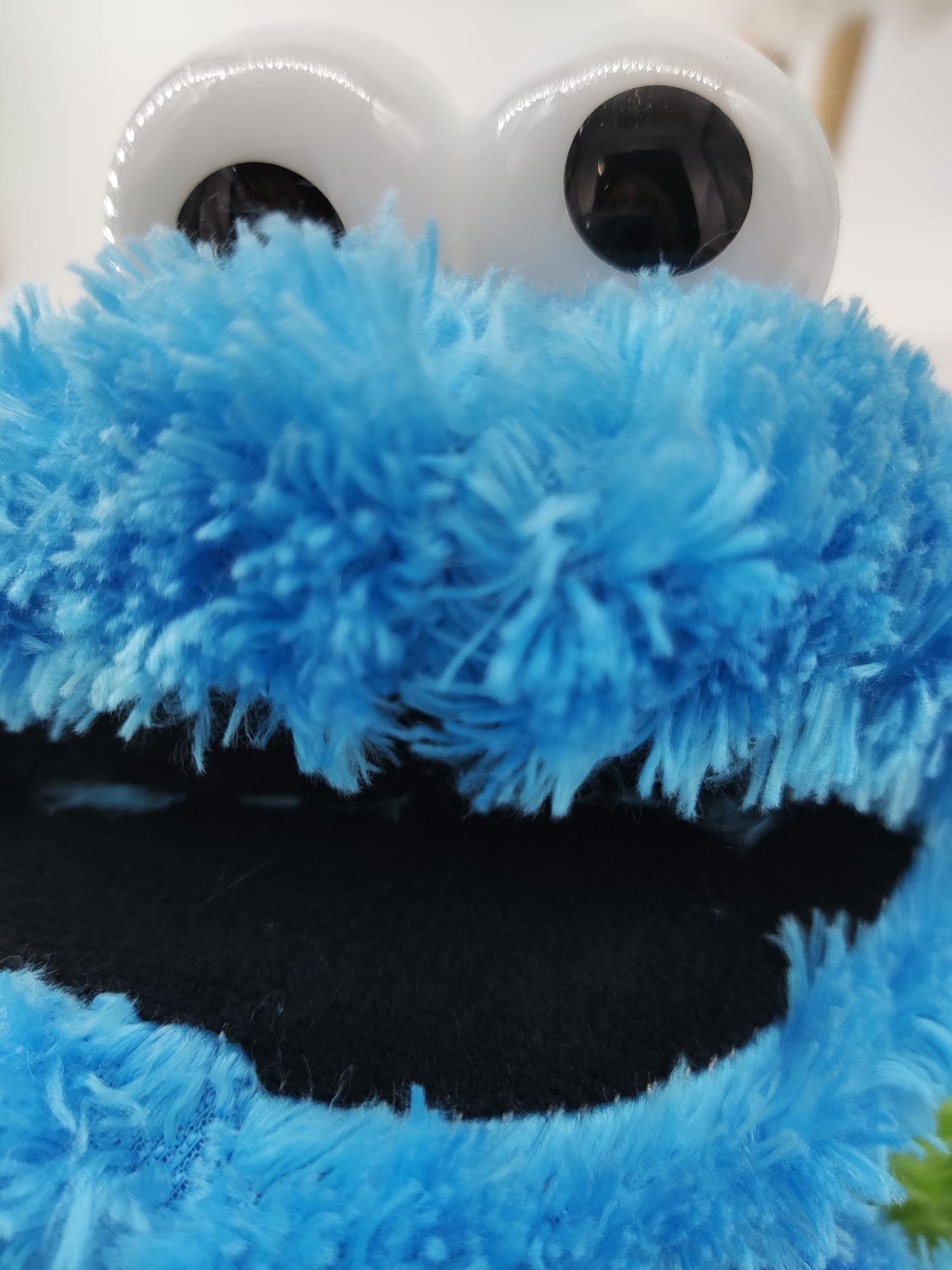 Sesamstrasse Kuscheltier Sesamstrasse Kuscheltier Krümelmonster Kuscheltier Blau Plüsch 35 cm (Set, 1-St., Geschenk-Set), Super weicher Plüsch Stofftier Kuscheltier für Kinder zum spielen