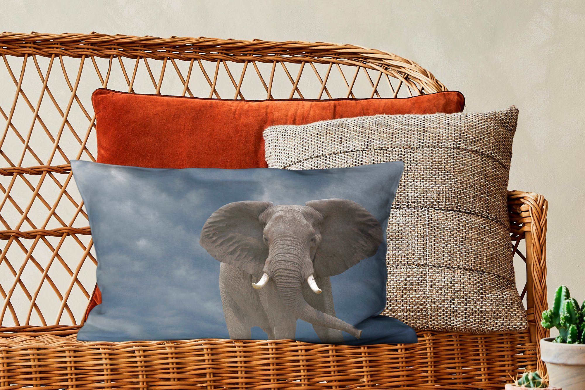 MuchoWow Dekokissen - Schlafzimmer Wolken - Wohzimmer Füllung, Dekokissen Tiere - Zierkissen, Dekoration, Elefant mit Natur