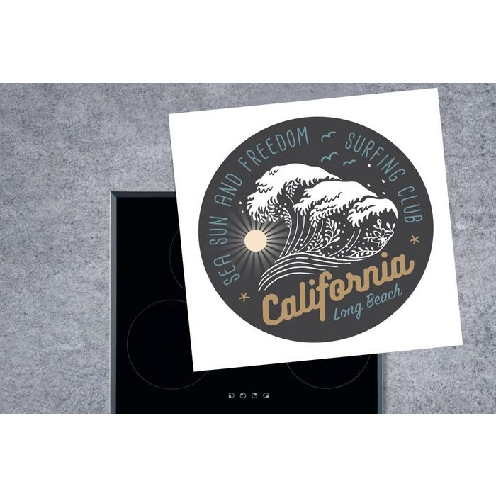 MuchoWow Herdblende-/Abdeckplatte Eine Illustration einer Welle mit dem Text California Long Beach Vinyl (1 tlg) Ceranfeldabdeckung Arbeitsplatte für küche JN11684
