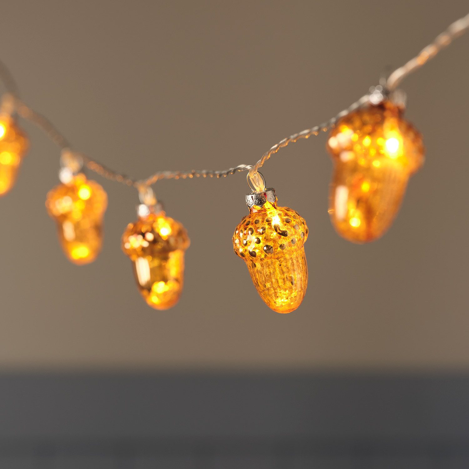 Lights4fun LED-Lichterkette 10er LED-Lichterkette mit Glas-Eicheln & Timer in Bernstein & Warmweiß