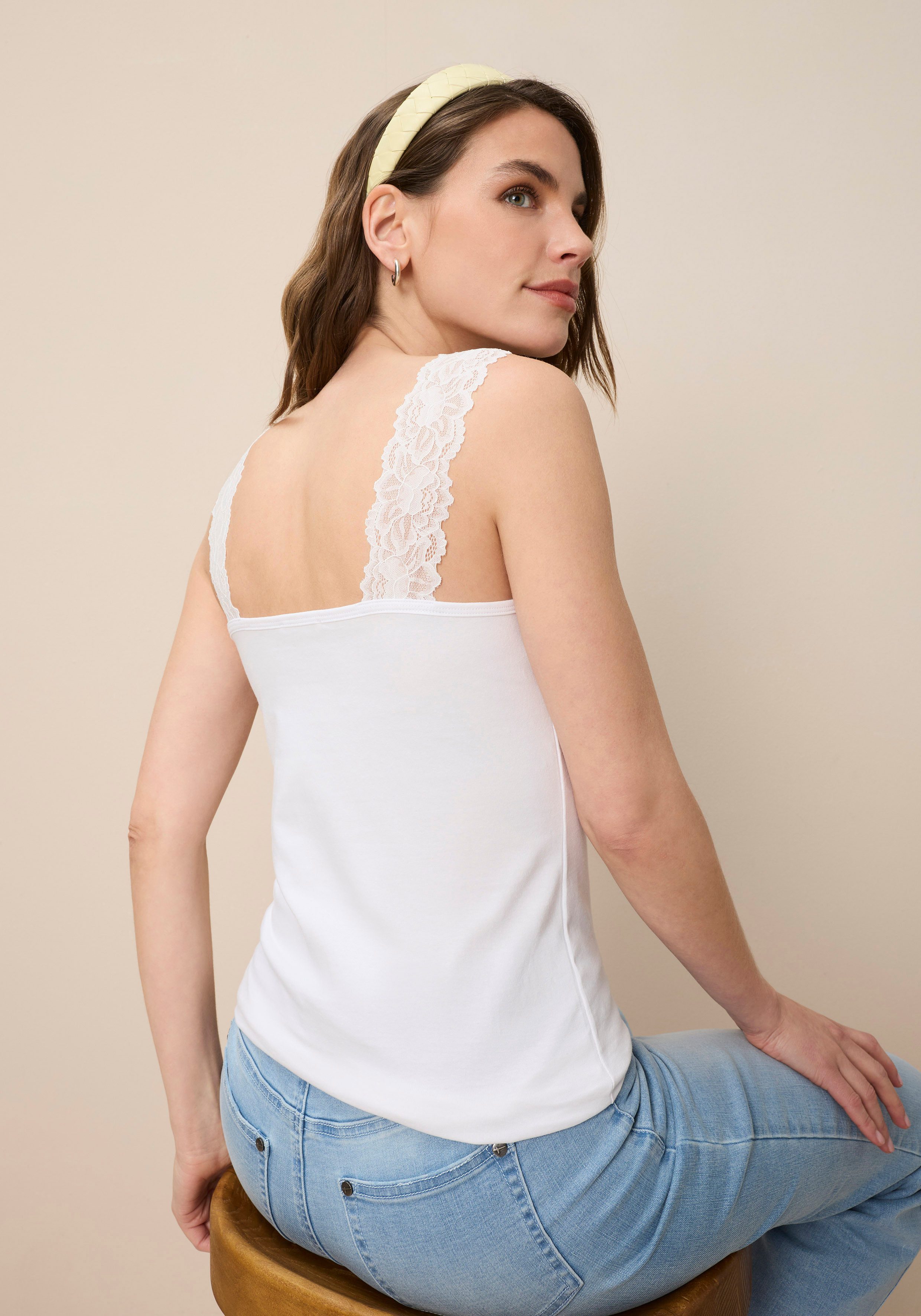 Tamaris Spitzentop mit femininen V-Ausschnitt, figurbetont – Bild 4 von 5