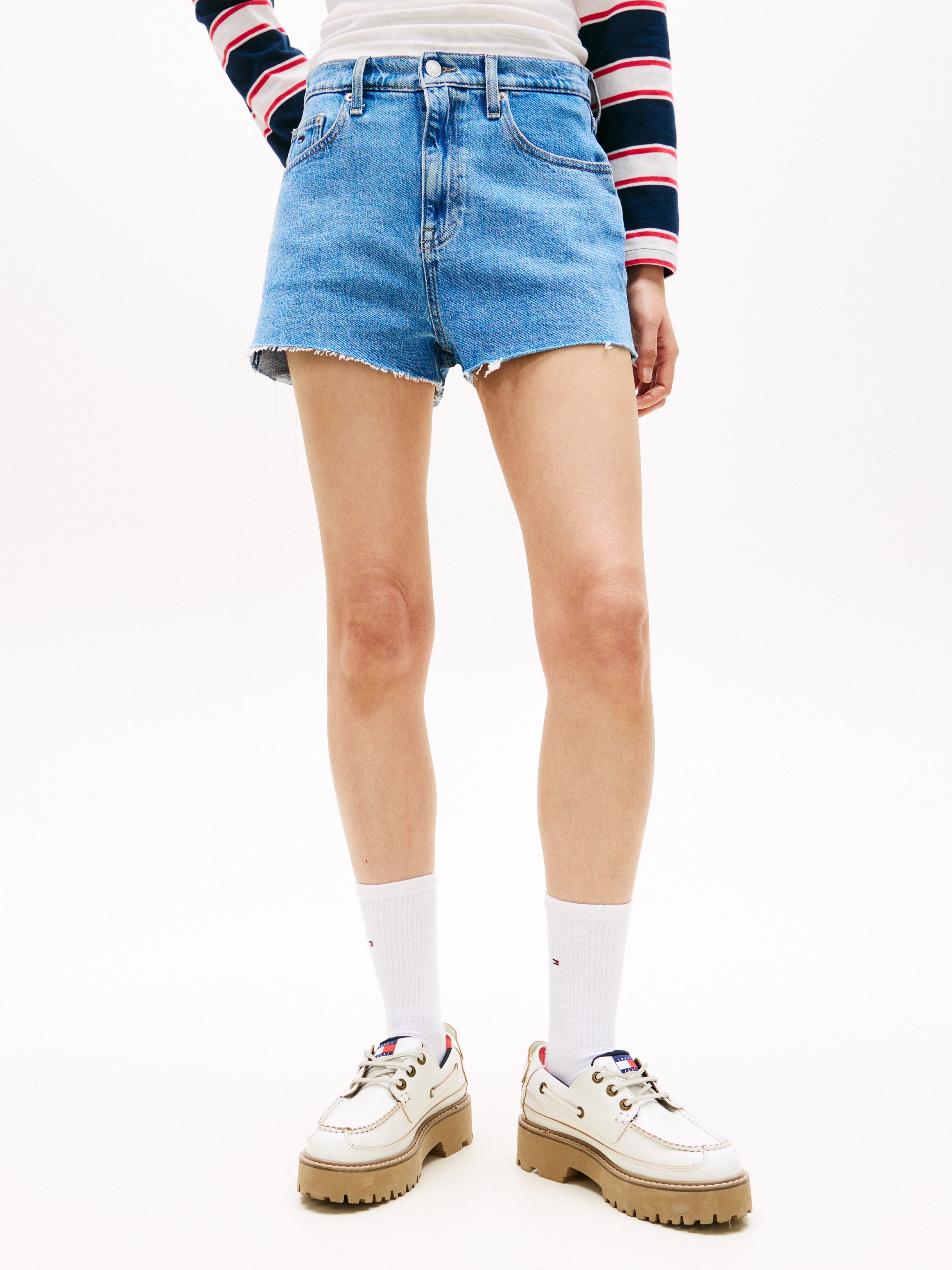 Tommy Jeans Jeansshorts HOT PANT BJ4138 mit hohem Bund, authentische Stone-Waschung