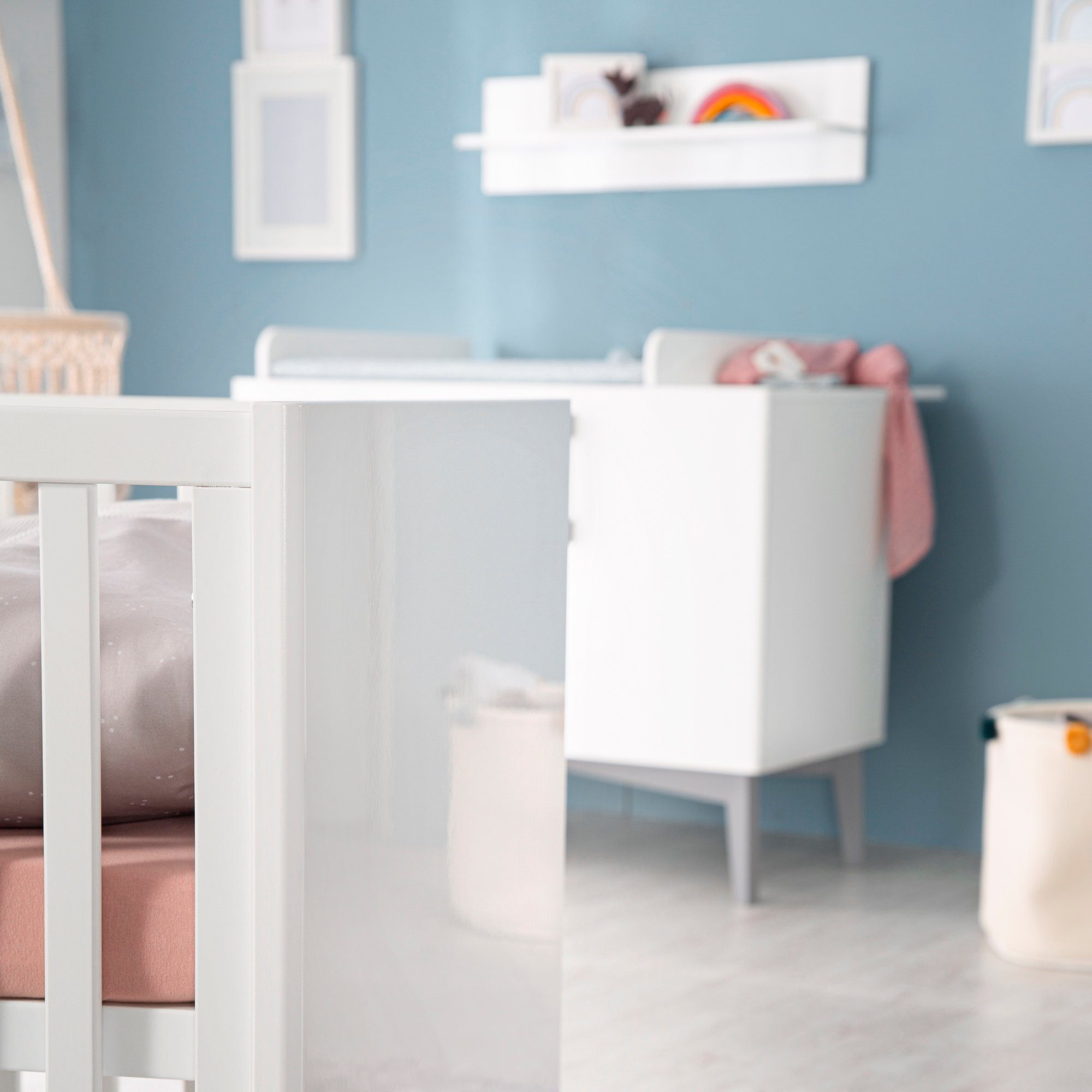 Babyzimmer-Komplettset Mika, grauen Kleiderschrank, Wickelkommode), mit roba® im Kombi-Kinderbett, 3-St., Retro Look (Set, Füßen