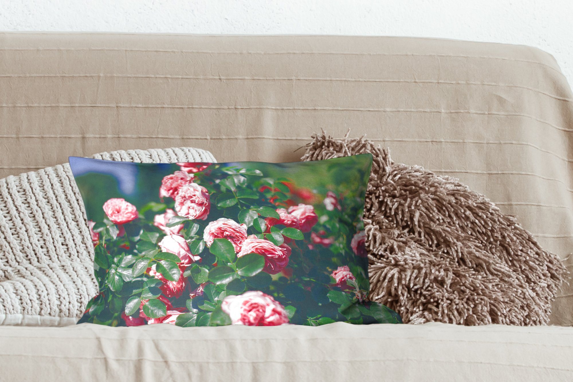 MuchoWow Dekokissen Schöne rosa Rose Dekoration, Schlafzimmer mit Füllung, im Wohzimmer Sommergarten, Dekokissen Zierkissen