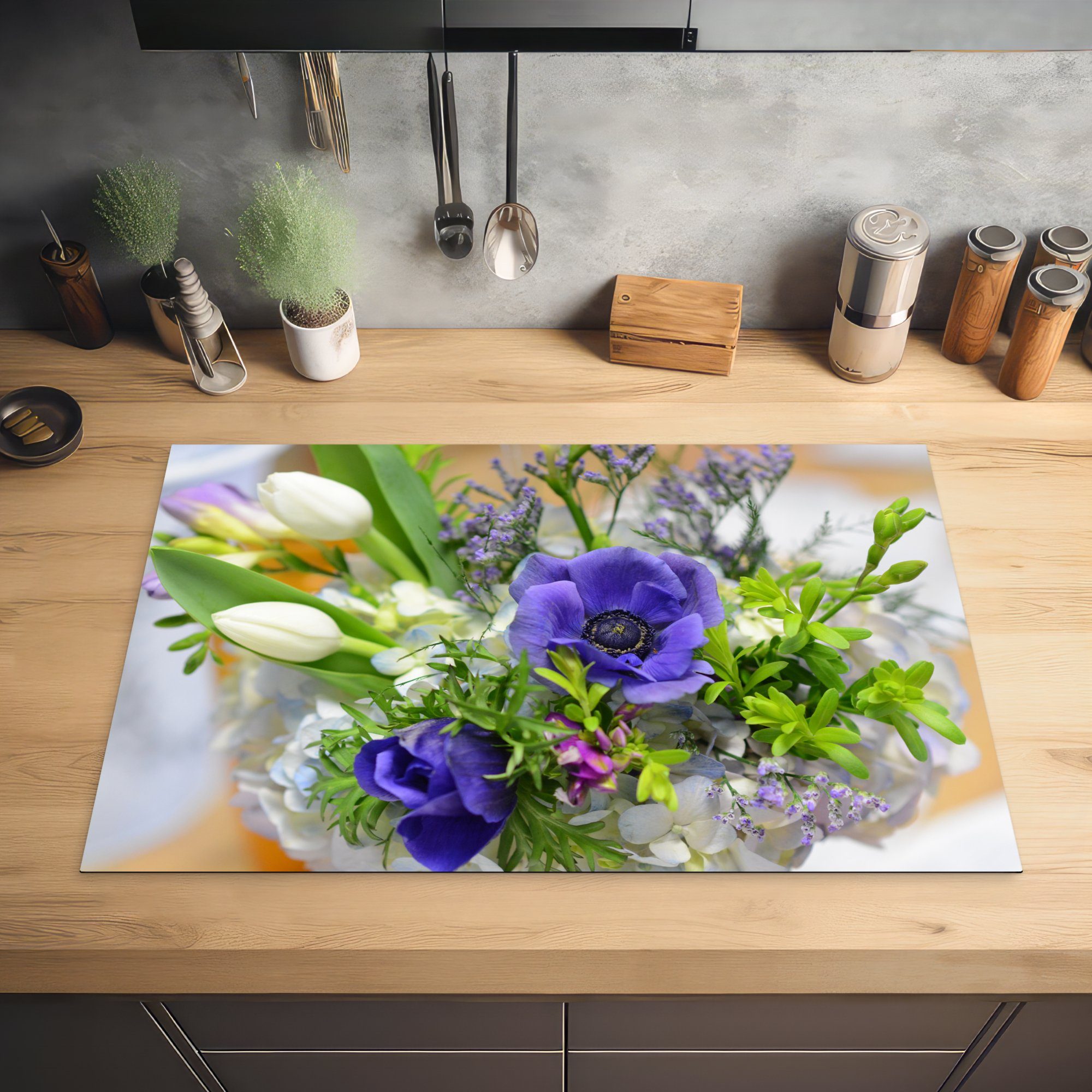 Herdblende-/Abdeckplatte 81x52 Tulpen tlg), einem Induktionskochfeld in die küche, Blaue für Vinyl, Schutz (1 MuchoWow Strauß, Ceranfeldabdeckung cm,