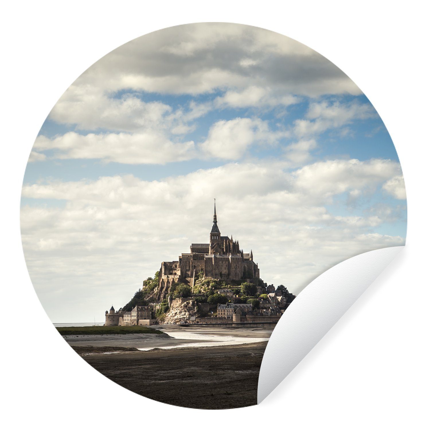 MuchoWow Wandsticker Die Insel Le Mont-Saint-Michel mit weißen, schwebenden Wolken (1 St), Tapetenkreis für Kinderzimmer, Tapetenaufkleber, Rund, Wohnzimmer