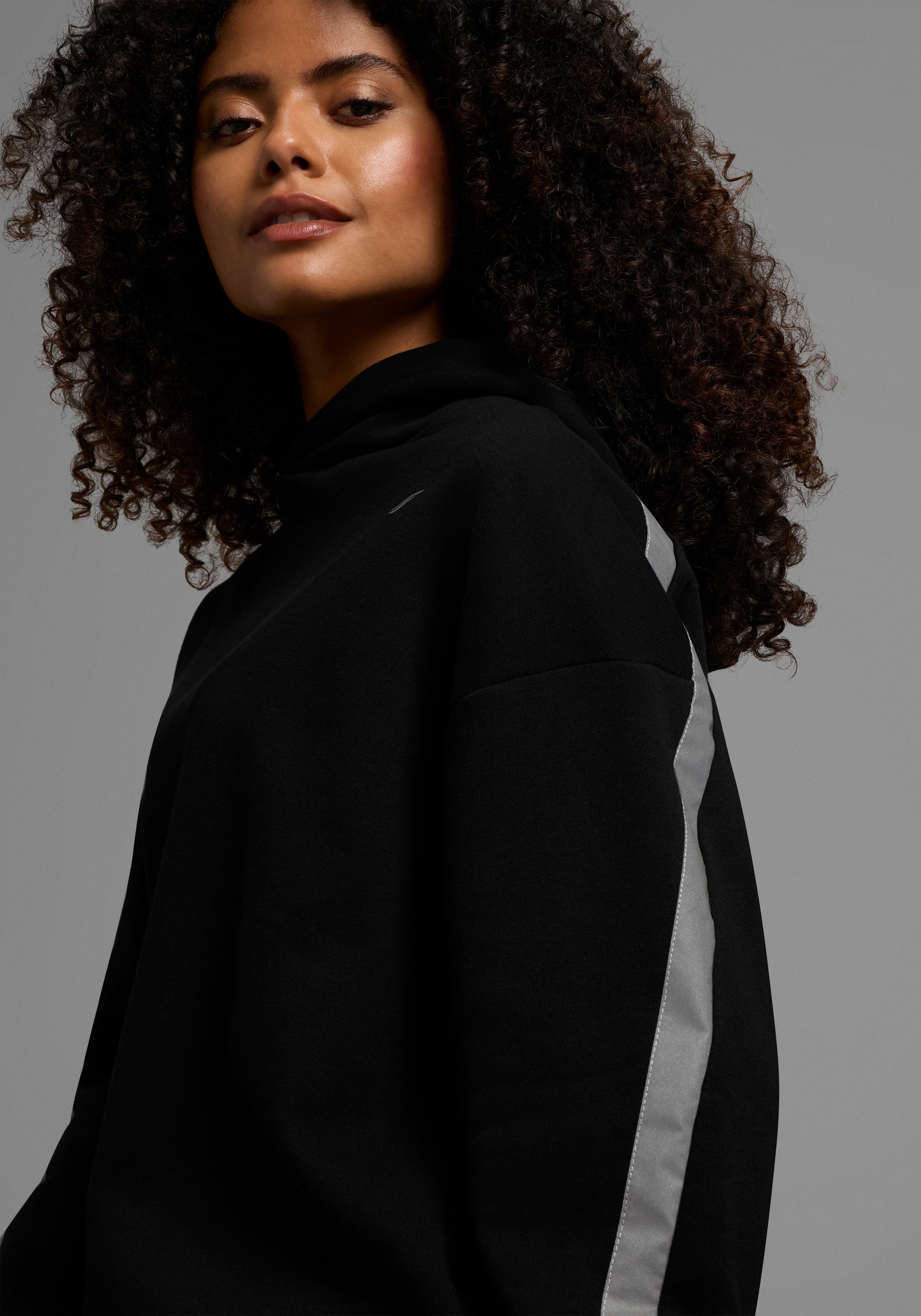 FAYN SPORTS Kapuzensweatshirt Weiches oversized Sweatshirt mit Reflektorstreifen und Kapuze.