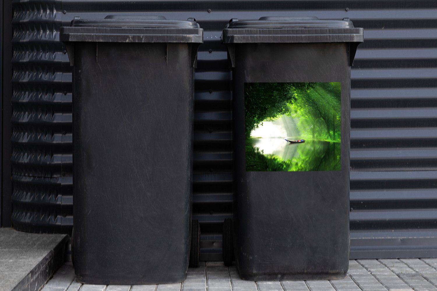 MuchoWow Wandsticker Ein Mülltonne, Wald grünem Fluss, Sticker, (1 Container, St), einem Abfalbehälter umgeben Mülleimer-aufkleber, Boot von auf
